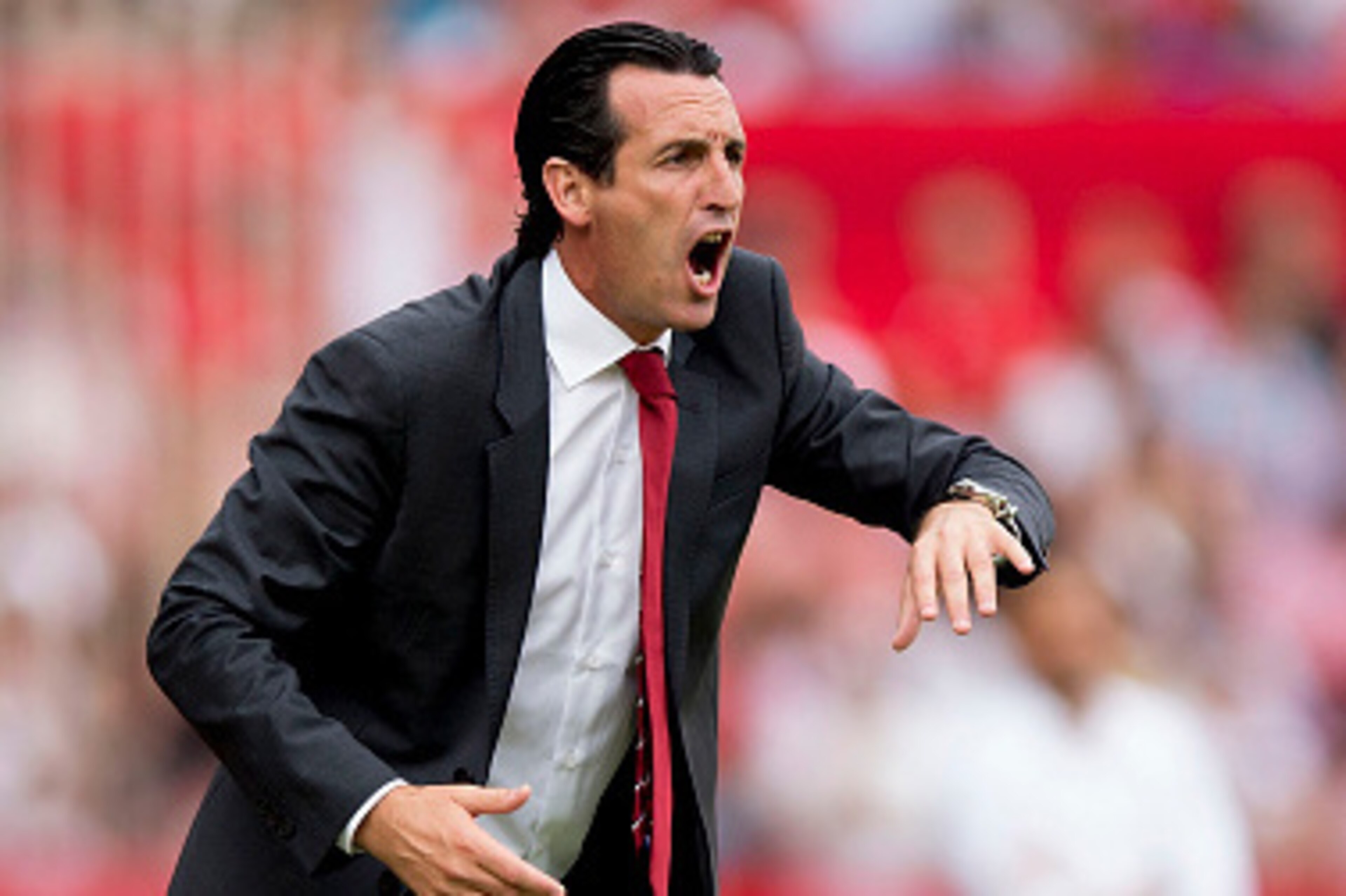 SEVILLE, SPAIN - OCTOBER 03: Head coach Unai Emery of Sevilla FC gives instructions during the La Liga match between Sevilla FC and FC Barcelona at Estadio Ramon Sanchez Pizjuan on October 3, 2015 in Seville, Spain.  (Photo by Gonzalo Arroyo Moreno/Getty 