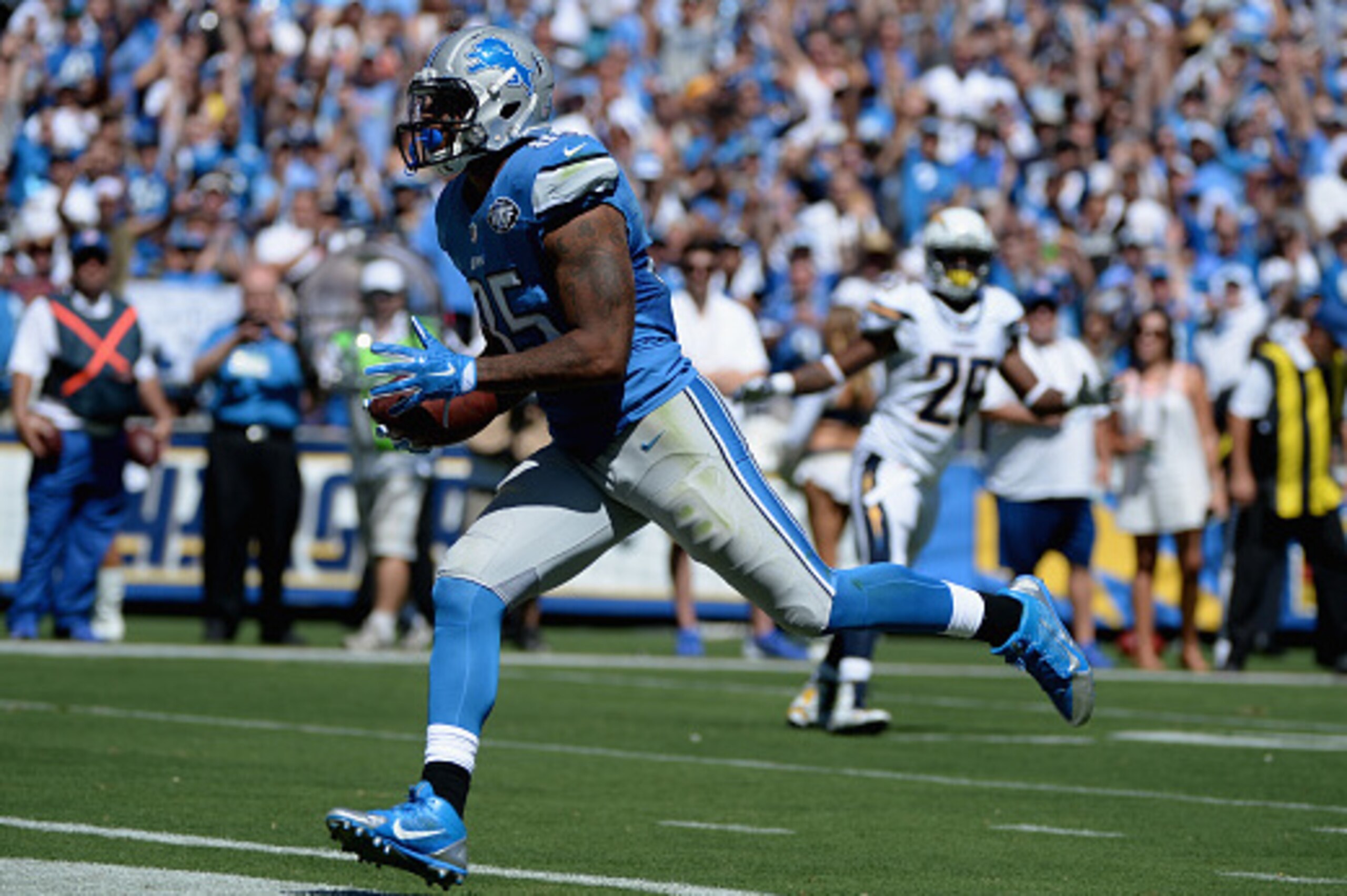SAN DIEGO, CA - SEPTEMBER 13:  Tight end Eric Ebron #85 of the Detroit Lions scores a touchdown against the San Diego Chargers at Qualcomm Stadium on September 13, 2015 in San Diego, California.  (Photo by Donald Miralle/Getty Images)