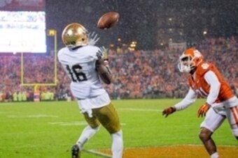 Oct 3, 2015; Clemson, SC, USA; Notre Dame Fighting Irish wide receiver Torii Hunter Jr. (16) catches a pass for a touchdown in front of Clemson Tigers cornerback Ryan Carter (31) in the fourth quarter at Clemson Memorial Stadium. Clemson won 24-22. Mandat