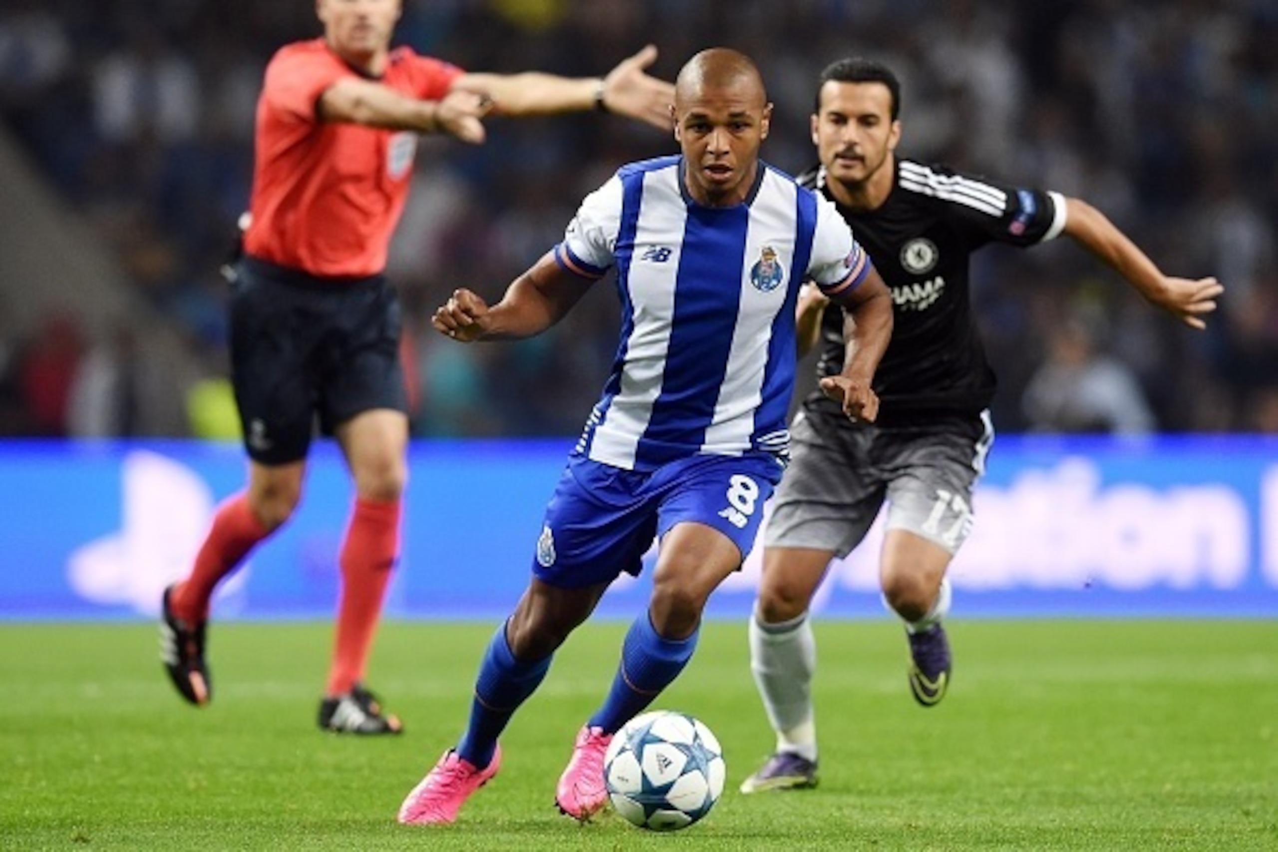 Porto's Algerian midfielder Yacine Brahimi (L) vies with Chelsea's Spanish midfielder Pedro during the UEFA Champions League Group G football match at the Dragao stadium in Porto on September 29, 2015. AFP PHOTO / FRANCISCO LEONG (Photo credit sho Porto's Algerian midfielder Yacine Brahimi (L) vies with Chelsea's Spanish midfielder Pedro during the UEFA Champions League Group G football match at the Dragao stadium in Porto on September 29, 2015. AFP PHOTO / FRANCISCO LEONG (Photo credit sho
