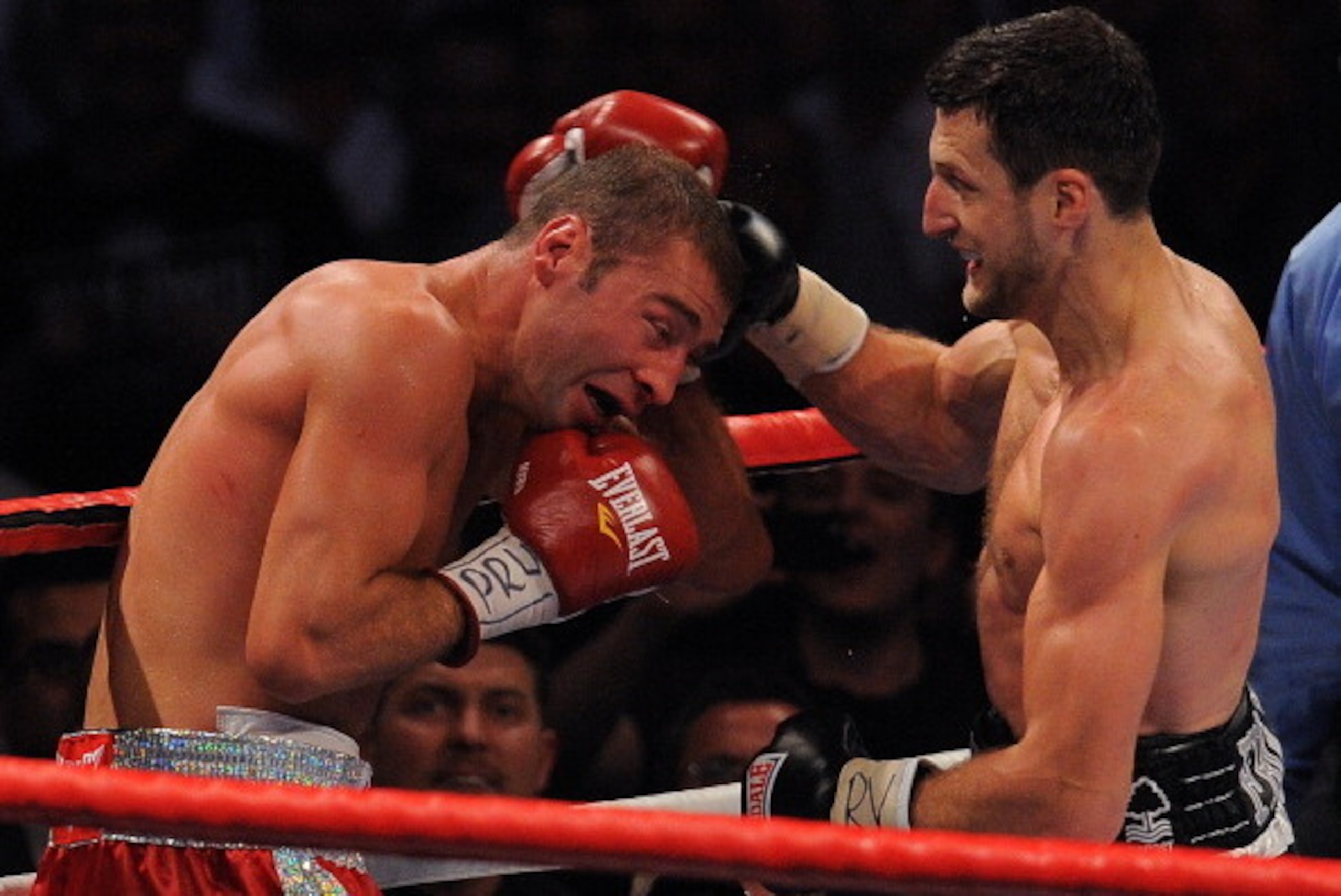 Carl Froch of Britain (R) fights Lucian Bute of Romania during their IBF World Super Middleweight Title boxing match in Nottingham central England on May 26, 2012. AFP PHOTO/ANDREW YATES (Photo credit should read ANDREW YATES/AFP/GettyImages) Carl Froch of Britain (R) fights Lucian Bute of Romania during their IBF World Super Middleweight Title boxing match in Nottingham central England on May 26, 2012. AFP PHOTO/ANDREW YATES (Photo credit should read ANDREW YATES/AFP/GettyImages)