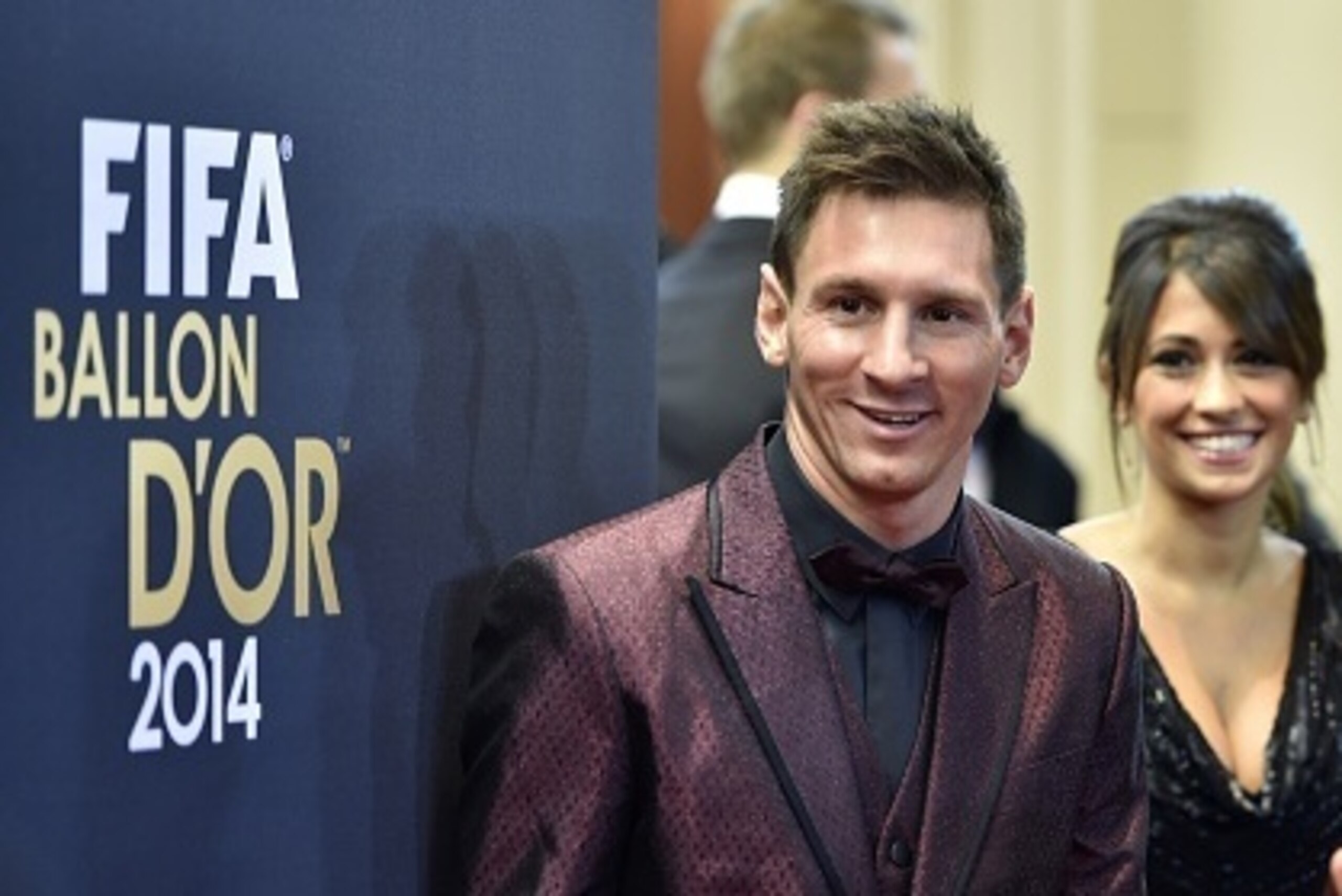 Barcelona and Argentina forward Lionel Messi (L) and his wife Argentinian model Antonella Roccuzzo (C) arrive as Italian former football player Alessandro Del Piero (R) gestures  during the red carpet ceremony ahead of the 2014 FIFA Ballon d'Or award cere