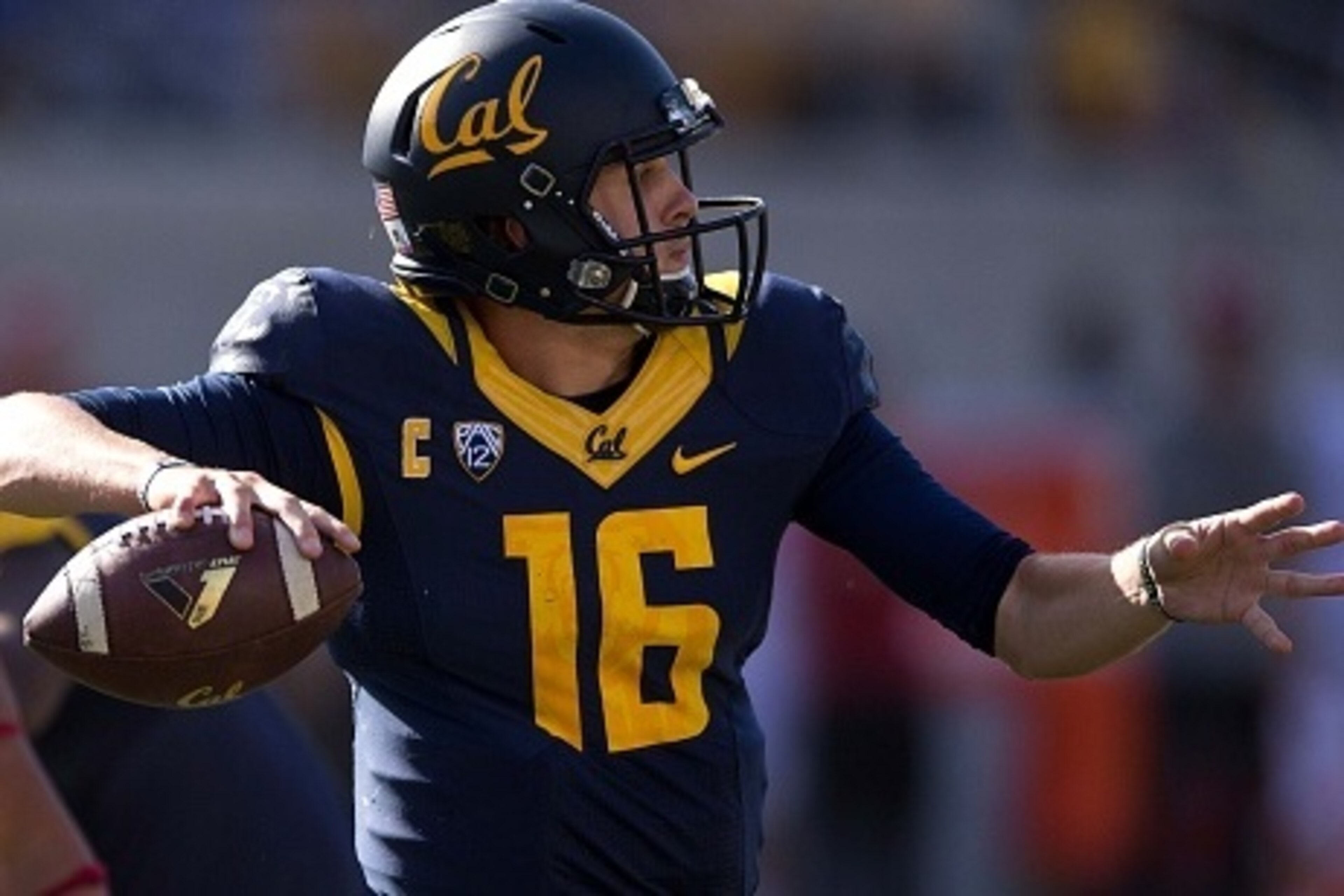 BERKELEY, CA - OCTOBER 03:  Quarterback Jared Goff #16 of the California Golden Bears passes against the Washington State Cougars during the fourth quarter at California Memorial Stadium on October 3, 2015 in Berkeley, California. The California Golden Be