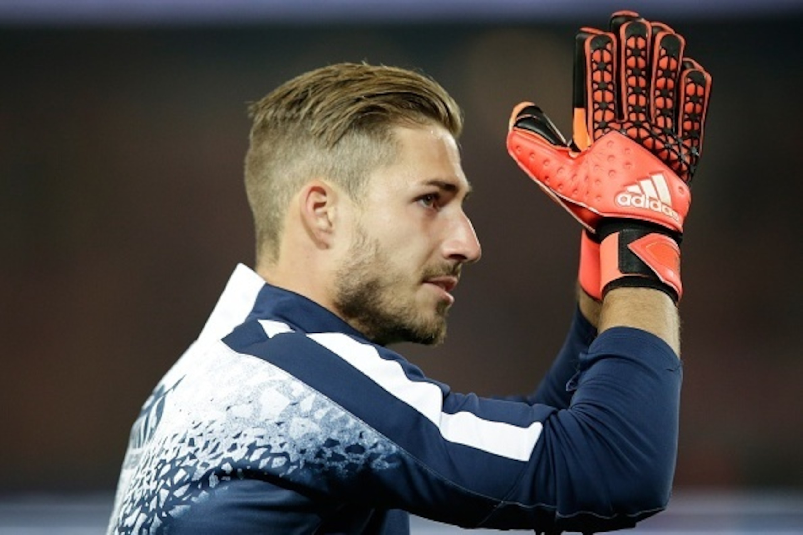 Paris Saint-Germain's German goalkeeper Kevin Trapp gestures ahead of the French L1 football match Paris Saint-Germain (PSG) vs Olympique de Marseille (OM) on October 4, 2015 at the Parc des Princes stadium in Paris. AFP PHOTO / KENZO TRIBOUILLARD