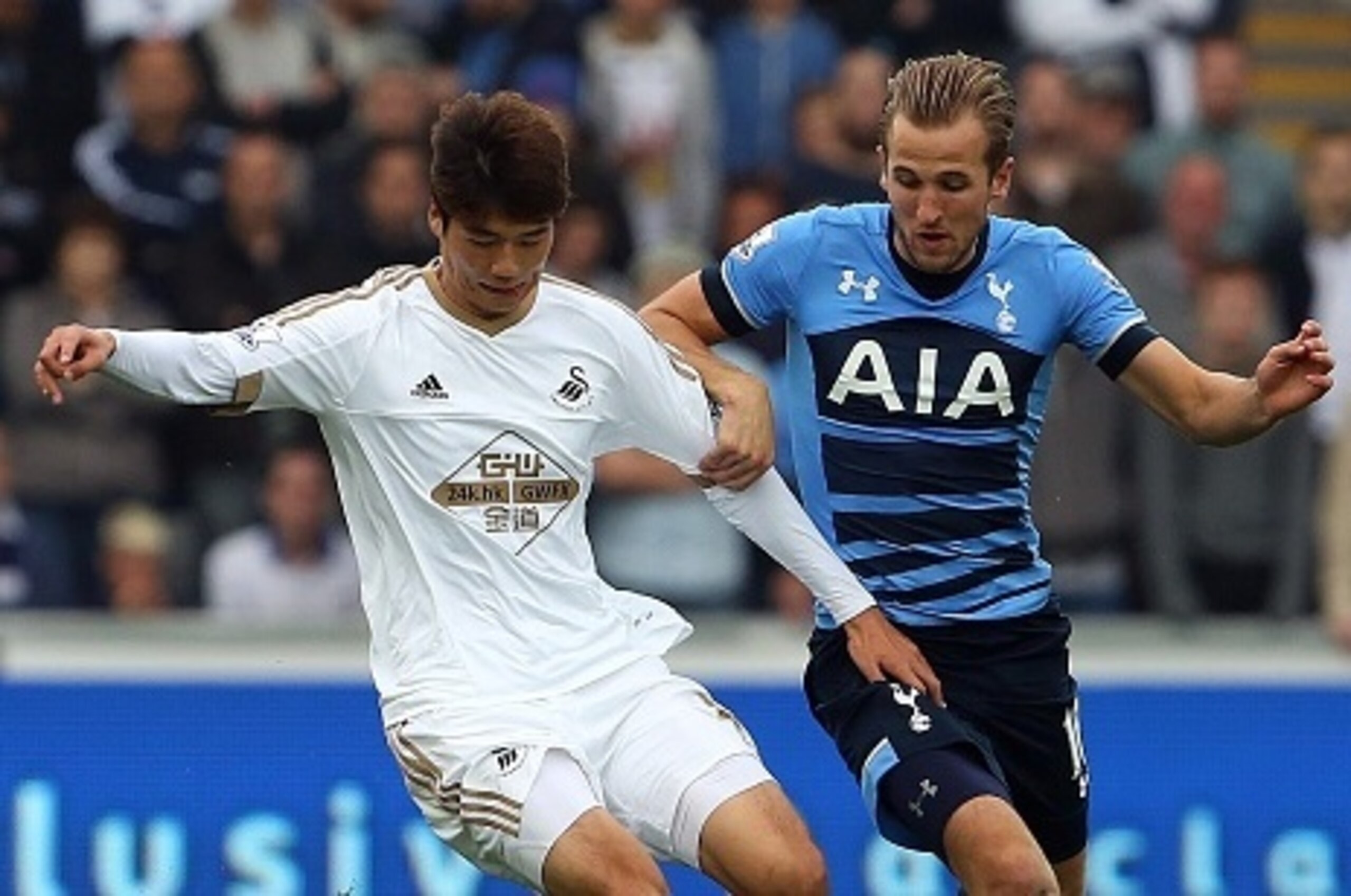 Swansea City's Korean midfielder Ki Sung-Yueng (L) vies for the ball withTottenham Hotspur's English striker Harry Kane during the English Premier League football match between Swansea City and Tottenham Hotspurs at The Liberty Stadium in Swansea, south W