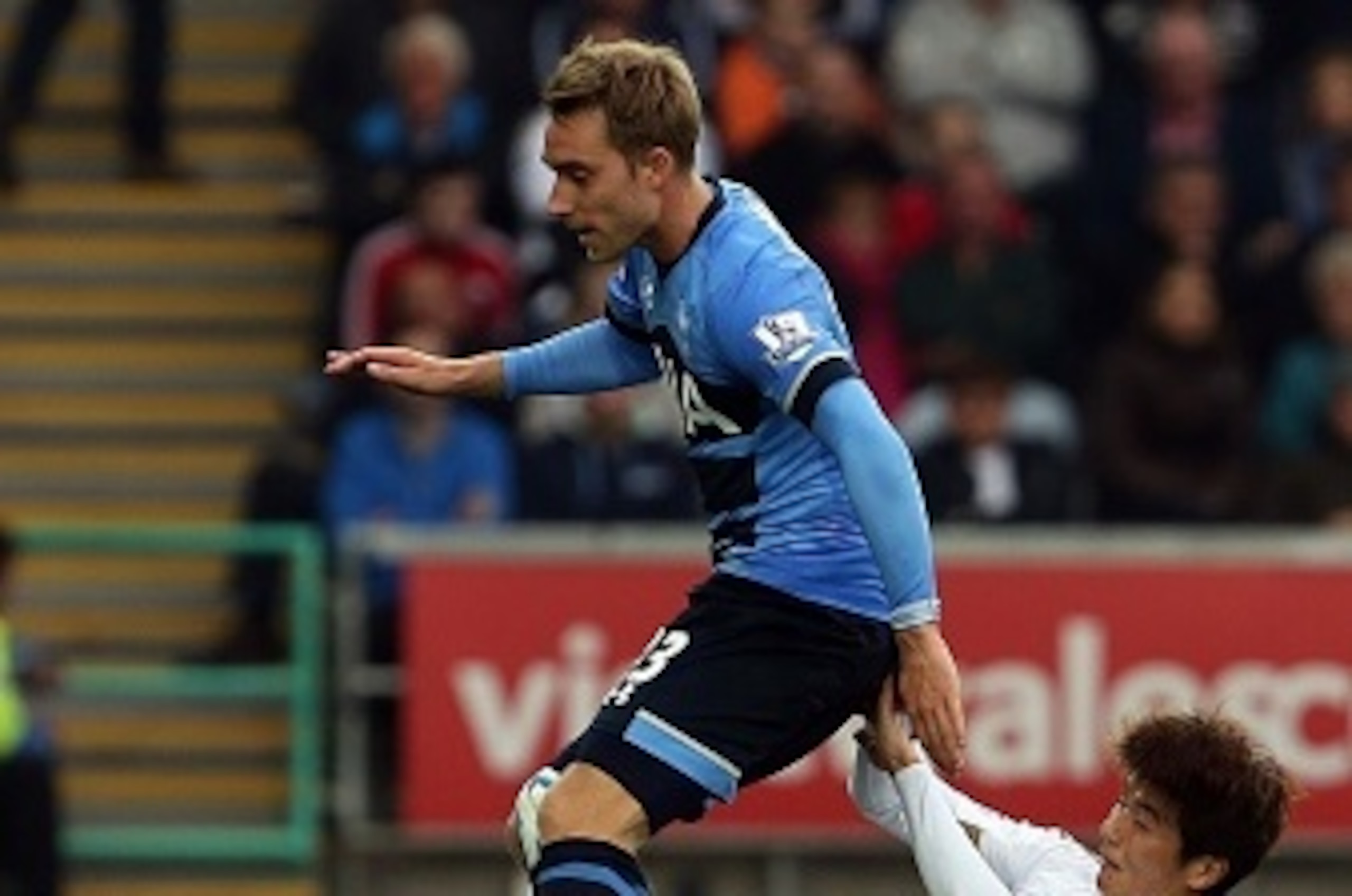 Swansea City's Korean midfielder Ki Sung-Yueng (R) vies for the ball withTottenham Hotspur's Danish midfielder Christian Eriksen during the English Premier League football match between Swansea City and Tottenham Hotspurs at The Liberty Stadium in Swansea