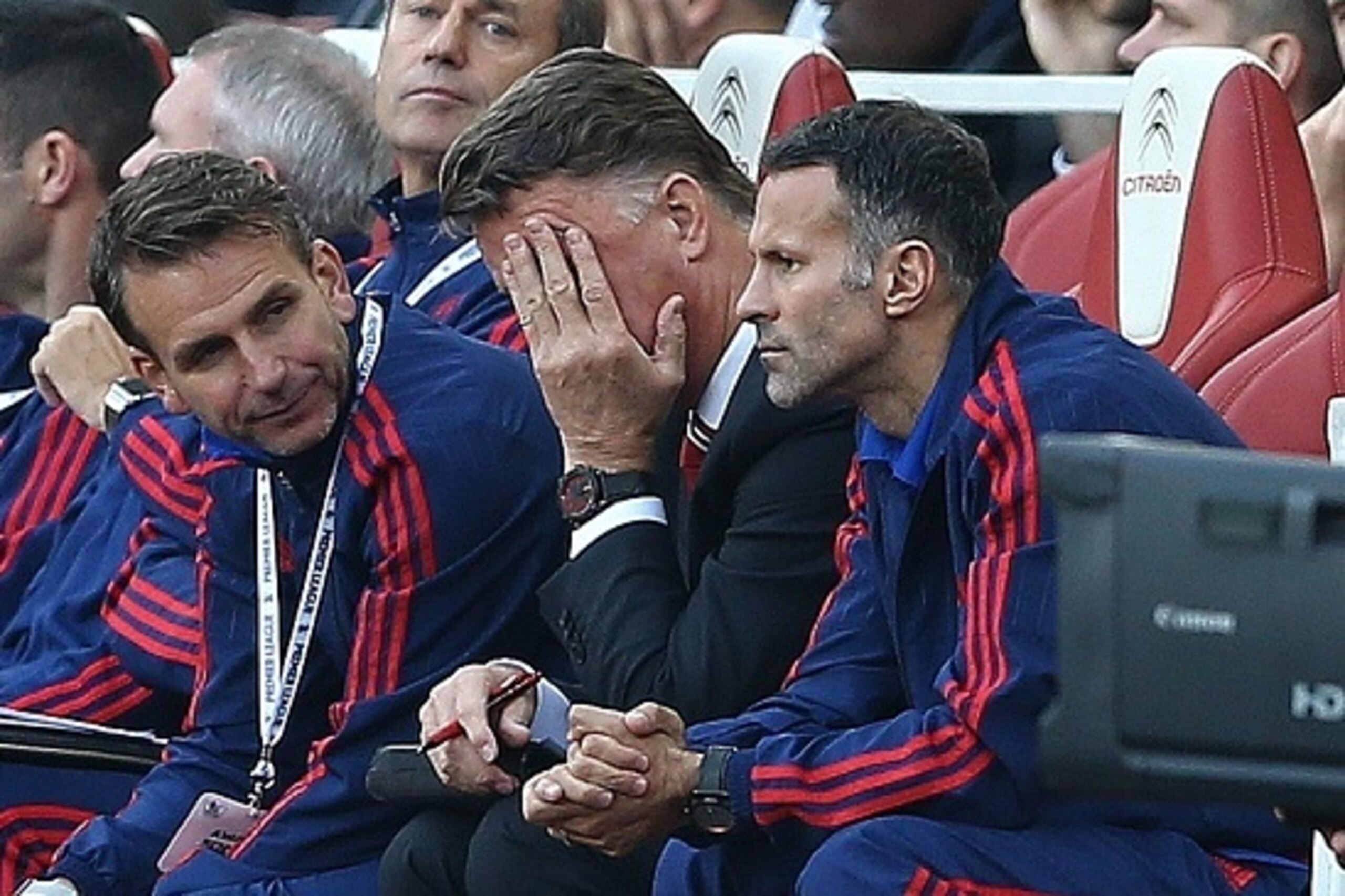 Manchester United's Dutch manager Louis van Gaal (C) reacts during the English Premier League football match between Arsenal and Manchester United at the Emirates Stadium in London on October 4, 2015.    AFP PHOTO / JUSTIN TALLIS

RESTRICTED TO EDITORIAL 