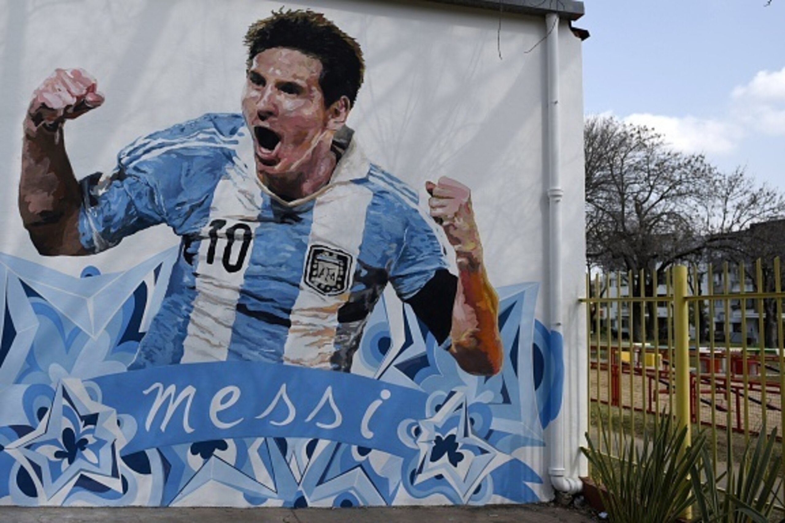 A mural of Argentine footballer Lionel Messi painted by Brazilian artist Paulo Consentino is seen on the wall of the backyard of the General Las Heras school in Rosario, some 350 km north of Buenos Aires, on August 26, 2015. AFP PHOTO / HECTOR RIO        