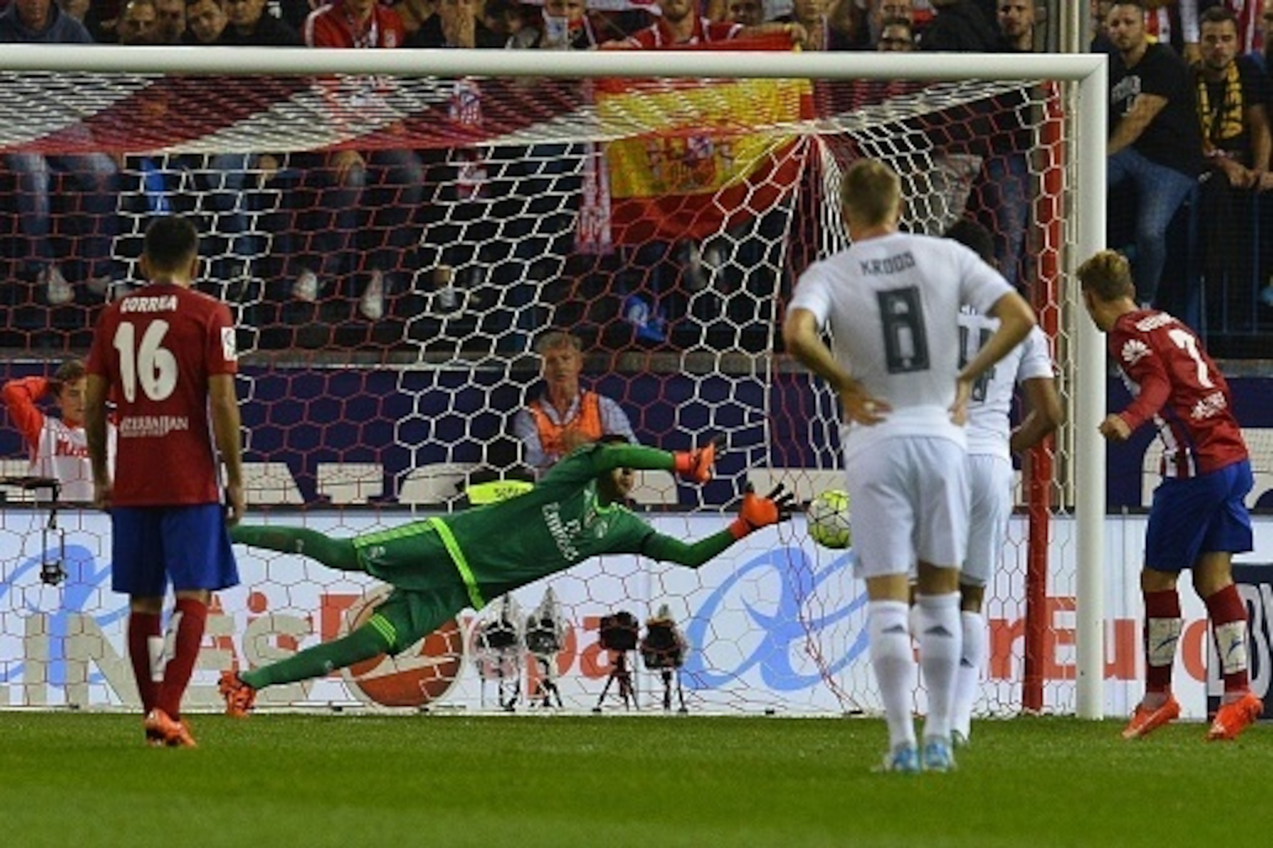 Real Madrid's Costa Rican goalkeeper Keylor Navas stops a penalty kick during the Spanish league football match Club Atletico de Madrid vs Real Madrid CF at the Vicente Calderon stadium in Madrid on October 4, 2015.   AFP PHOTO/ CURTO DE LA TORRE        (