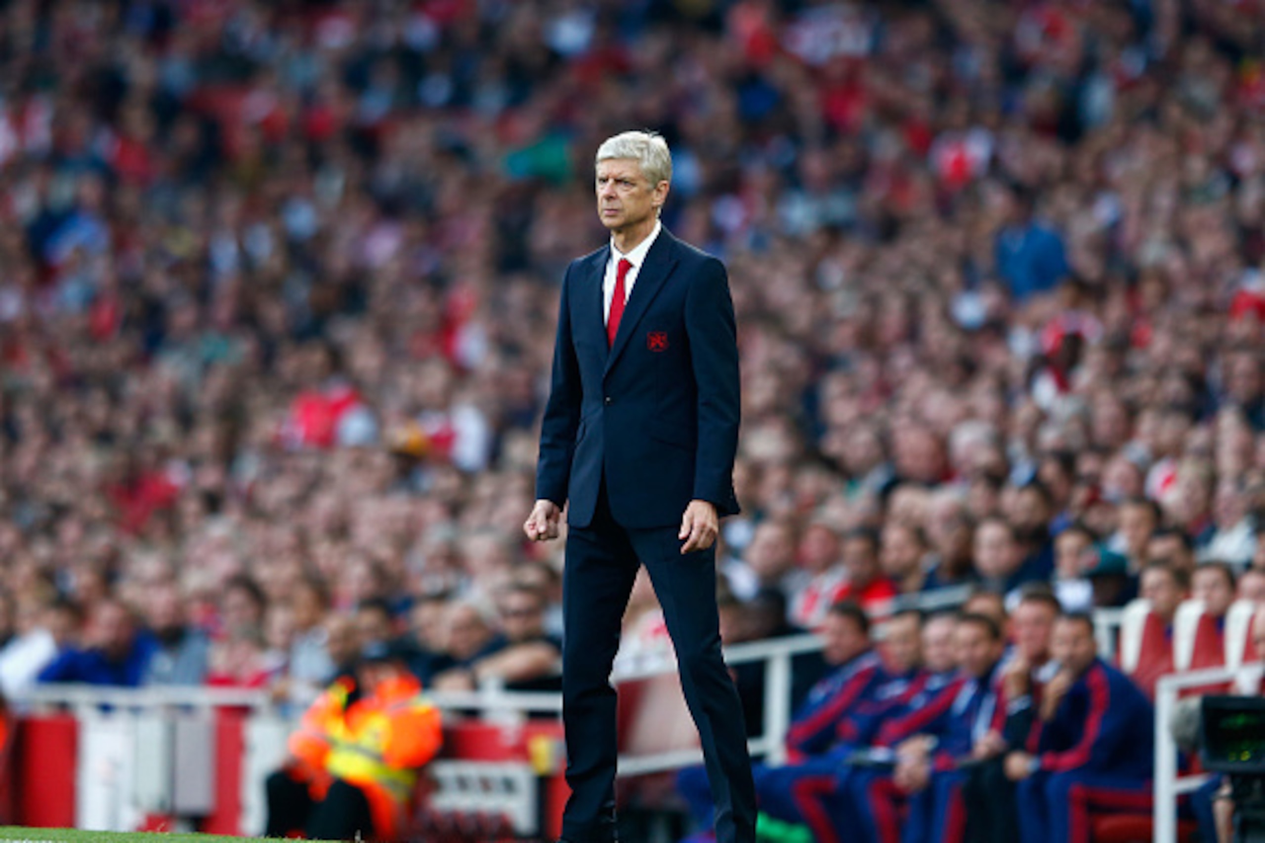 LONDON, ENGLAND - OCTOBER 04:  Arsene Wenger manager of Arsenal looks on from the touchline during the Barclays Premier League match between Arsenal and Manchester United at Emirates Stadium on October 4, 2015 in London, England.  (Photo by Julian Finney/
