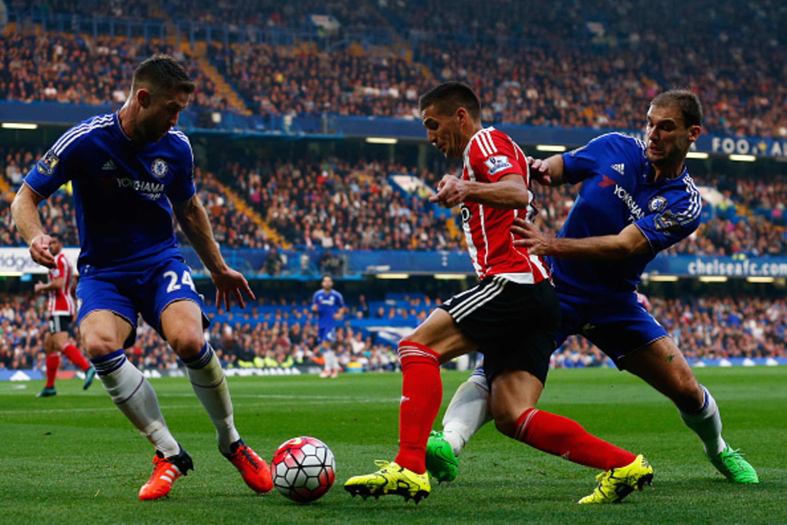 LONDON, ENGLAND - OCTOBER 03:  Dusan Tadic (C) of Southampton competes against Branislav Ivanovic (R) and Gary Cahill (R) of Chelsea during the Barclays Premier League match between Chelsea and Southampton at Stamford Bridge on October 3, 2015 in London, 