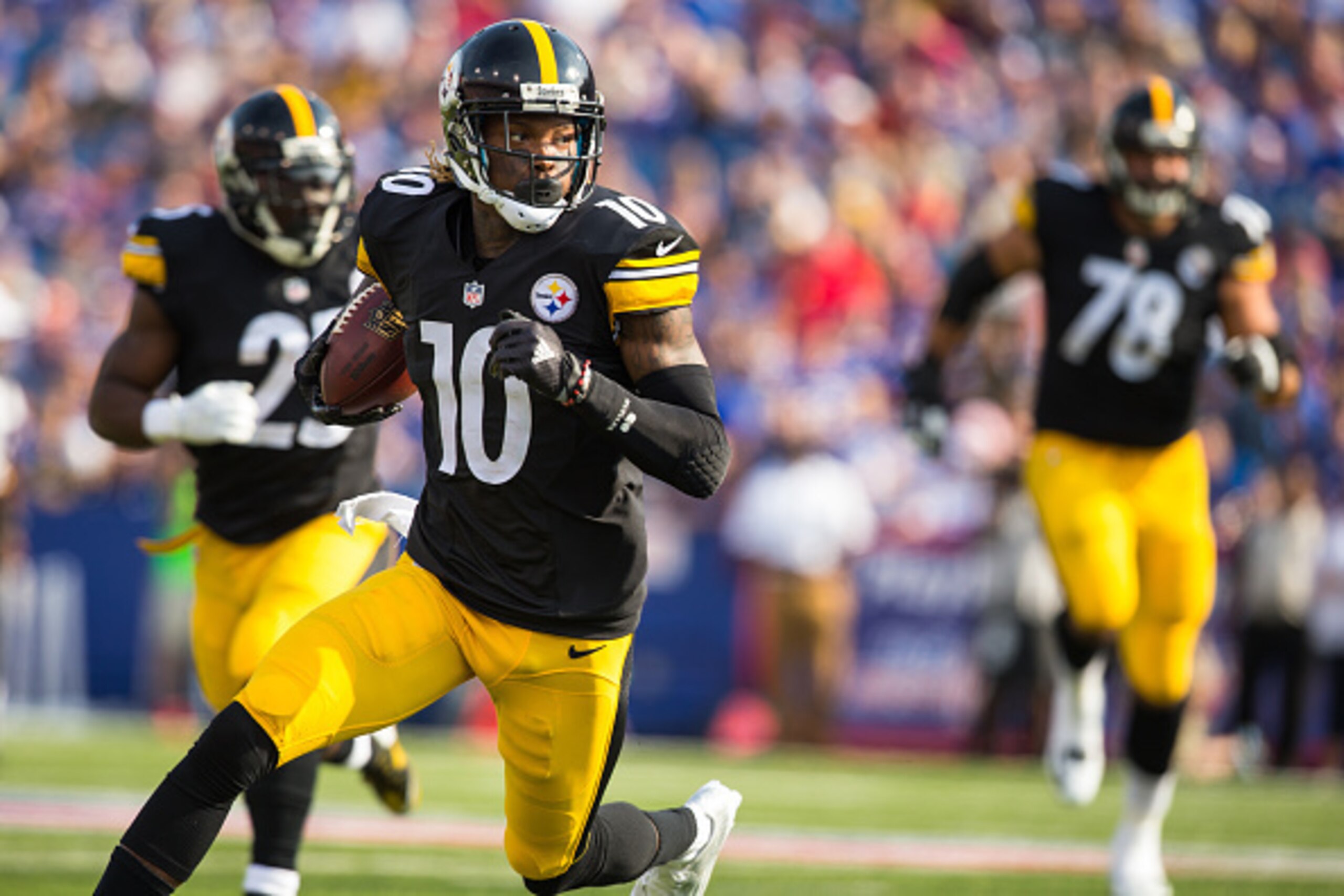 ORCHARD PARK, NY - AUGUST 29:  Martavis Bryant #10 of the Pittsburgh Steelers carries the ball during a preseason game against the Buffalo Bills on August 29, 2015 at Ralph Wilson Stadium in Orchard Park, New York.  Buffalo defeats Pittsburgh 43-19.  (Pho