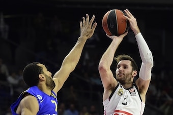Real Madrid's guard Rudy Fernandez  (R) vies with Macabi Electra Tel Aviv's US forward Brian Randle during the Euroleague basketball Group E round 12 match Real Madrid vs Macabi Electra Tel Aviv at the Palacio de Deportes in Madrid on March 27, 2015.   AF