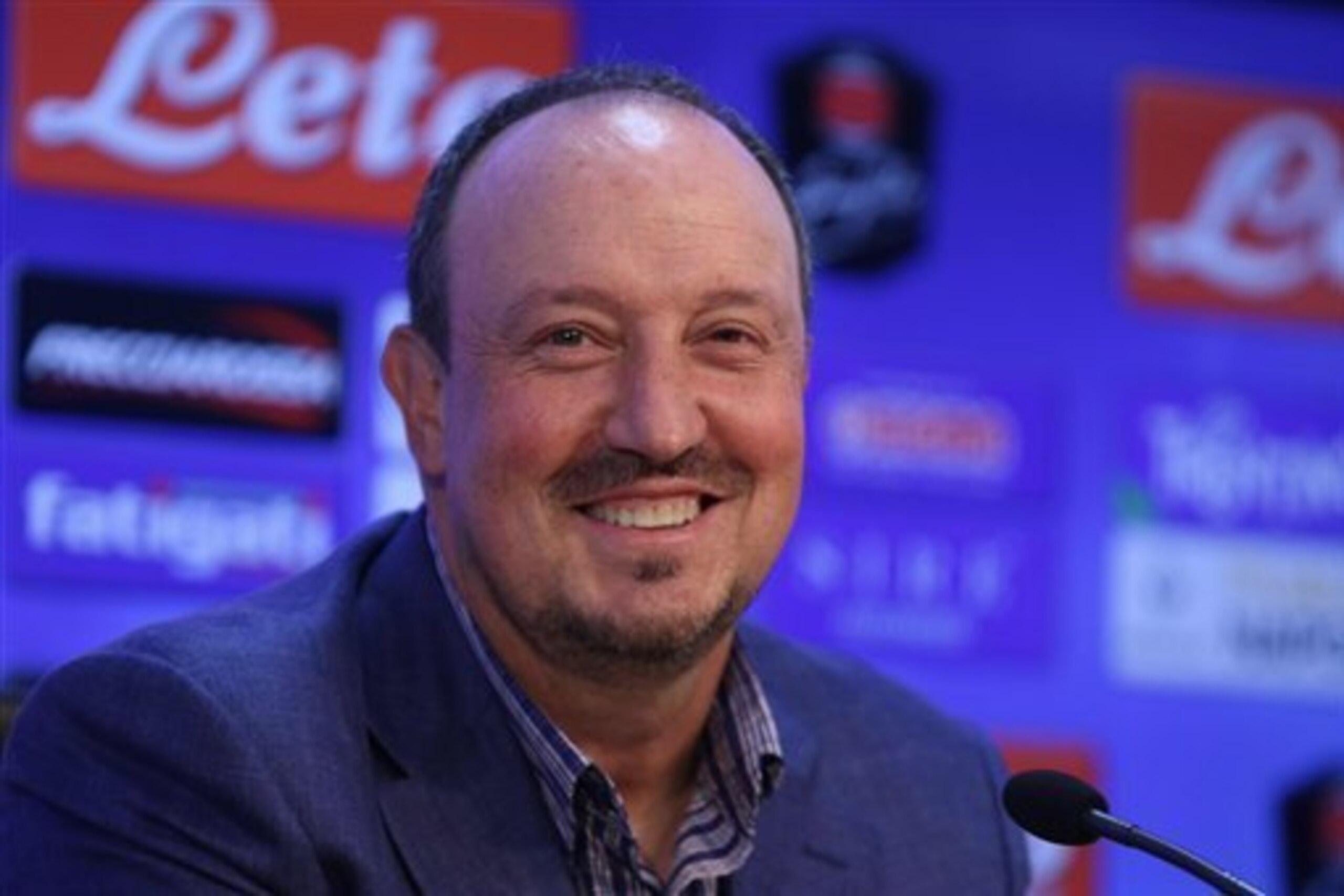 Rafa Benitez stuck by the 4-2-3-1 formation with Napoli