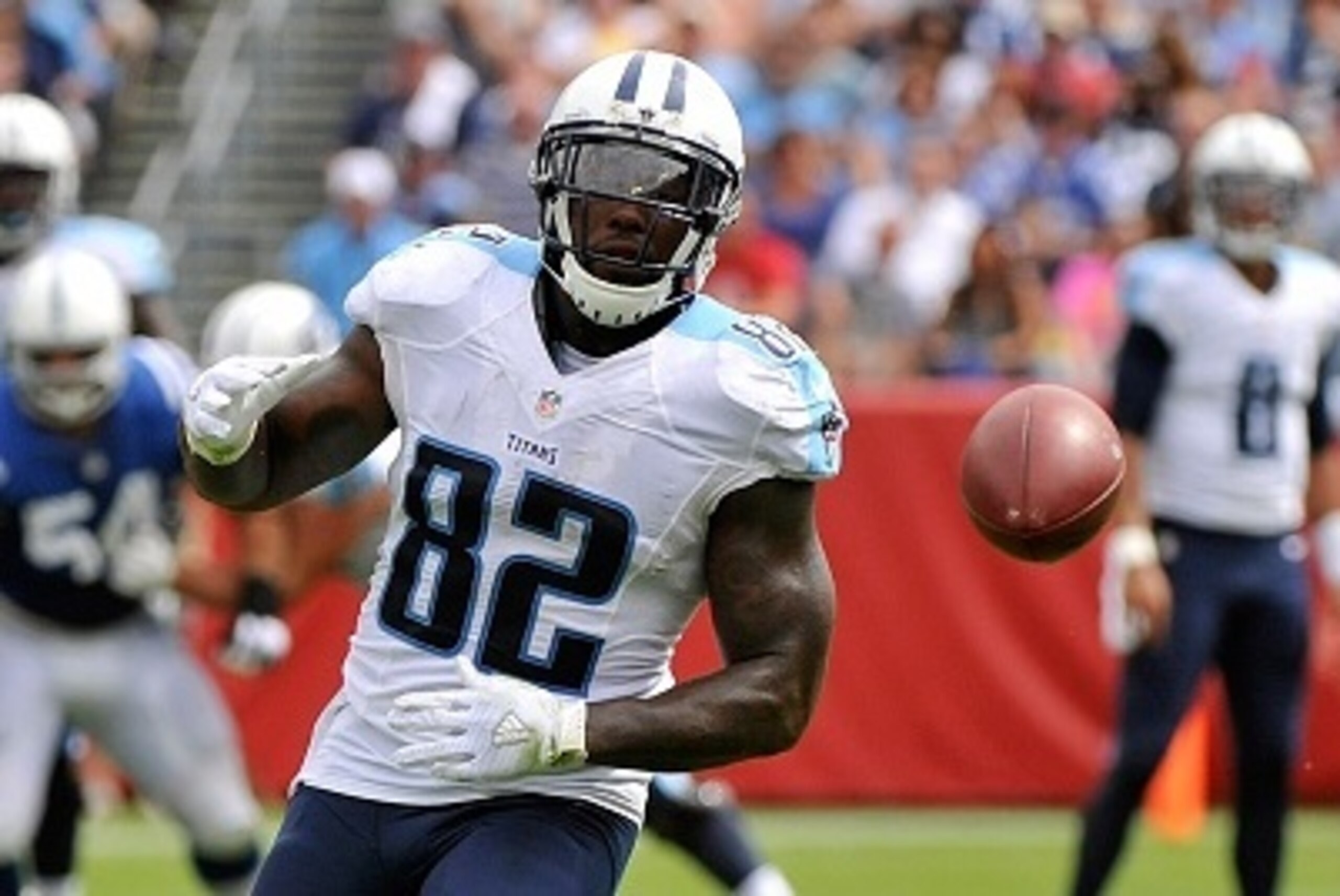 NASHVILLE, TN - SEPTEMBER 27:  Delanie Walker #82 of the Tennessee Titans wathces a ball fly out of his reach against the Indianapolis Colts at Nissan Stadium on September 27, 2015 in Nashville, Tennessee.  (Photo by Frederick Breedon/Getty Images)