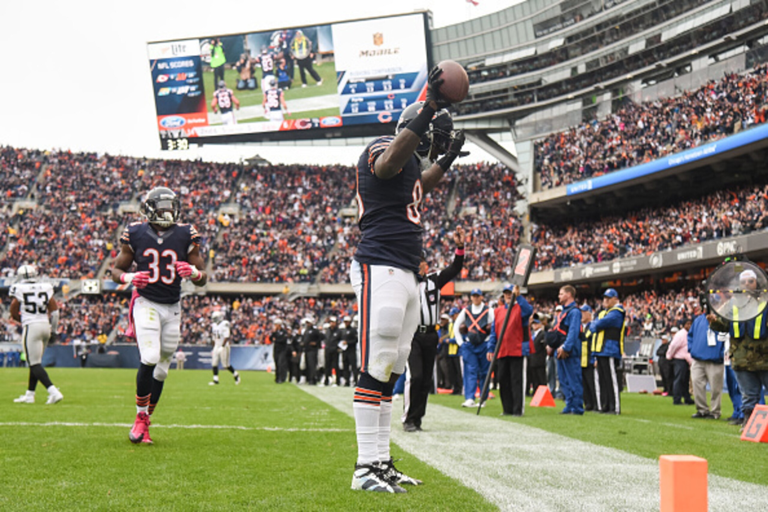 CHICAGO, IL - OCTOBER 04:   Martellus Bennett #83 of the Chicago Bears celebrates after scoring a touchdown in the second quarter against the Oakland Raiders at Soldier Field on October 4, 2015 in Chicago, Illinois.  (Photo by David Banks/Getty Images)