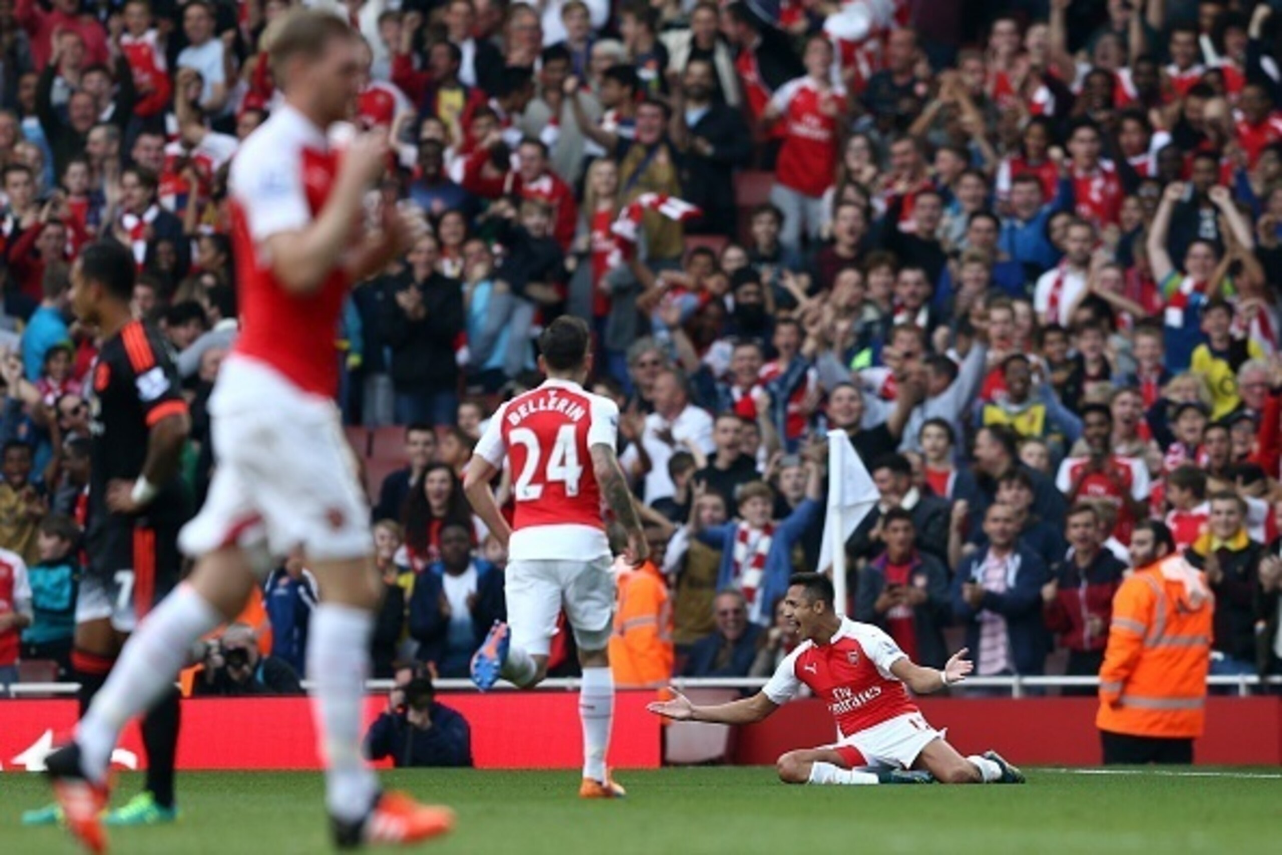 Arsenal's Chilean striker Alexis Sanchez (R) celebrates after scoring his second, and the team's third, goal during the English Premier League football match between Arsenal and Manchester United at the Emirates Stadium in London on October 4, 2015.    AF