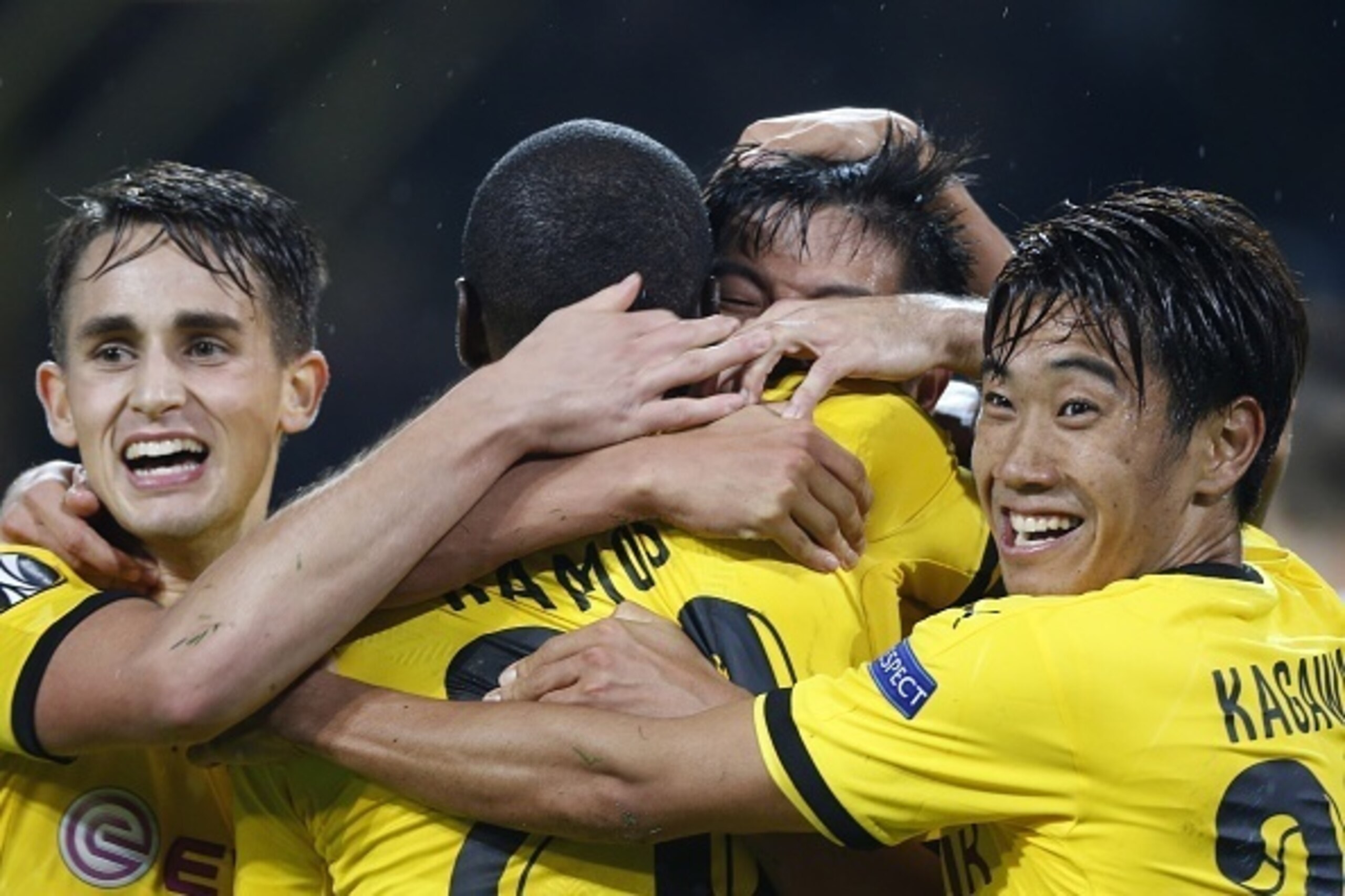 (L-R) Dortmund's Belgian midfielder Adnan Januzaj, Dortmund's Columbian striker Adrian Ramos, Dortmund's Korean defender Joo-Ho Park and Dortmund's Japanese midfielder Shinji Kagawa celebrate the 2-1 during the UEFA Europa League Group C football match be