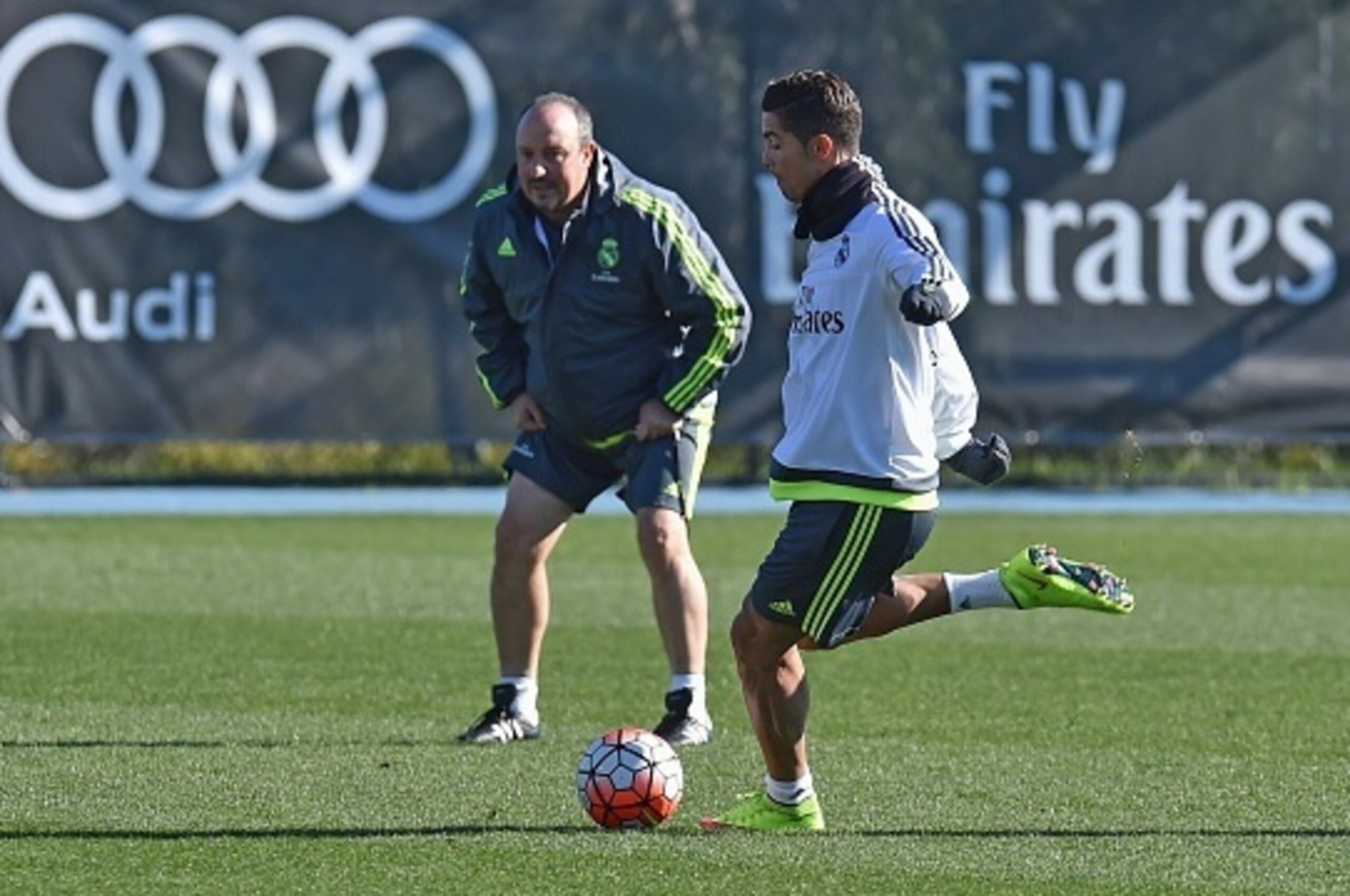 Real Madrid's coach Rafa Benitez (L) watches forward Cristiano Ronaldo (R) during a team training session during the International Champions Cup tournament in Melbourne on July 20, 2015. AFP PHOTO / Paul CROCK -- IMAGE RESTRICTED TO EDITORIAL USE - STRICT Real Madrid's coach Rafa Benitez (L) watches forward Cristiano Ronaldo (R) during a team training session during the International Champions Cup tournament in Melbourne on July 20, 2015. AFP PHOTO / Paul CROCK -- IMAGE RESTRICTED TO EDITORIAL USE - STRICT