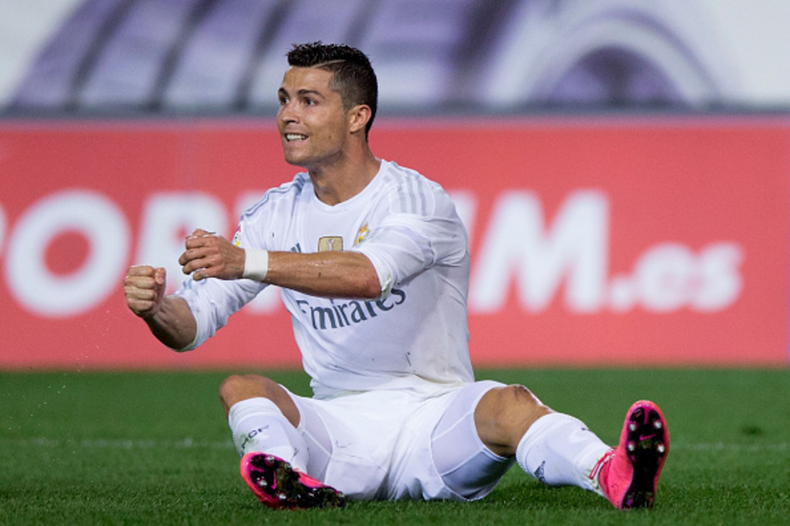 MADRID, SPAIN - OCTOBER 04: Cristiano Ronaldo of Real Madrid CF reacts as he fail to score during the La Liga match between Club Atletico de Madrid and Real Madrid CF at Vicente Calderon Stadium on October 4, 2015 in Madrid, Spain. (Photo by Gonzalo Arro MADRID, SPAIN - OCTOBER 04: Cristiano Ronaldo of Real Madrid CF reacts as he fail to score during the La Liga match between Club Atletico de Madrid and Real Madrid CF at Vicente Calderon Stadium on October 4, 2015 in Madrid, Spain. (Photo by Gonzalo Arro