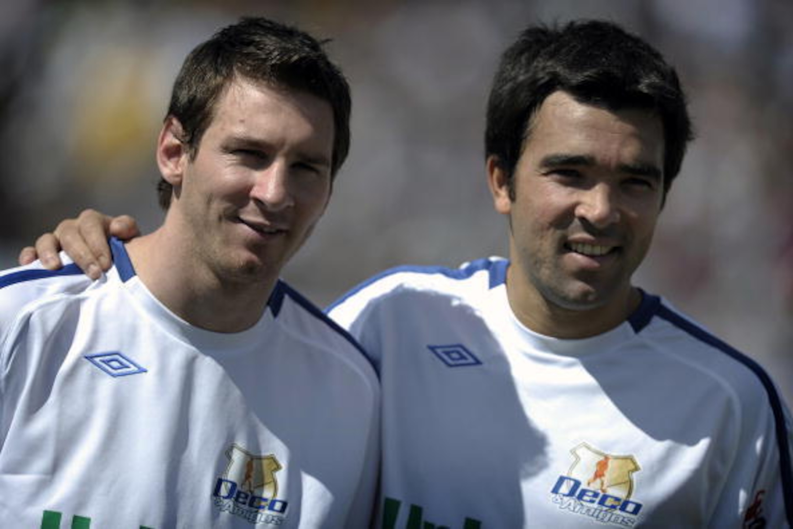 Argentina's football player Lionel Messi (L) and Brazilian-born Portuguese player Deco pose for a picture during a friendly football match the latter organized, in Indaiatuba, some 100km north of Sao Paulo, Brazil, on July 18, 2010. AFP PHOTO/Mauricio LIM