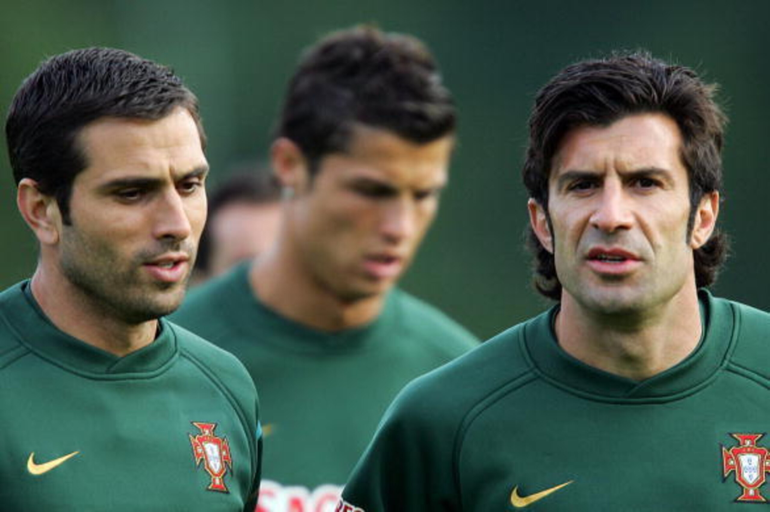 Marienfeld, GERMANY: Portugal's Luis Figo (R) Cristiano Ronaldo (C) and Pauleta warm up during Portugal's football team training session for the FIFA World Cup 2006, at the Klosterpforte hotel in Marienfeld 04 June 2006. AFP PHOTO NICOLAS ASFOURI (Phot Marienfeld, GERMANY: Portugal's Luis Figo (R) Cristiano Ronaldo (C) and Pauleta warm up during Portugal's football team training session for the FIFA World Cup 2006, at the Klosterpforte hotel in Marienfeld 04 June 2006. AFP PHOTO NICOLAS ASFOURI (Phot