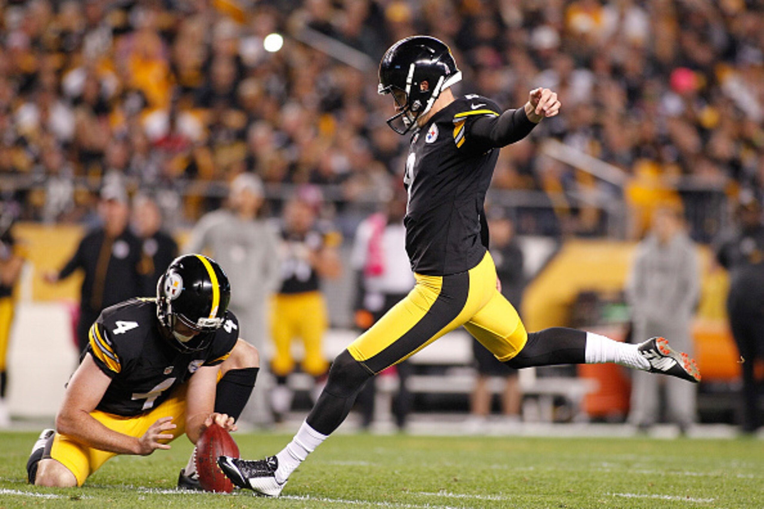 PITTSBURGH, PA - OCTOBER 01:  Jordan Berry #4 of the Pittsburgh Steelers holds for Josh Scobee #8 as he kicks a 45-yard field goal during the 1st quarter of the game against the Baltimore Ravens at Heinz Field on October 1, 2015 in Pittsburgh, Pennsylvani