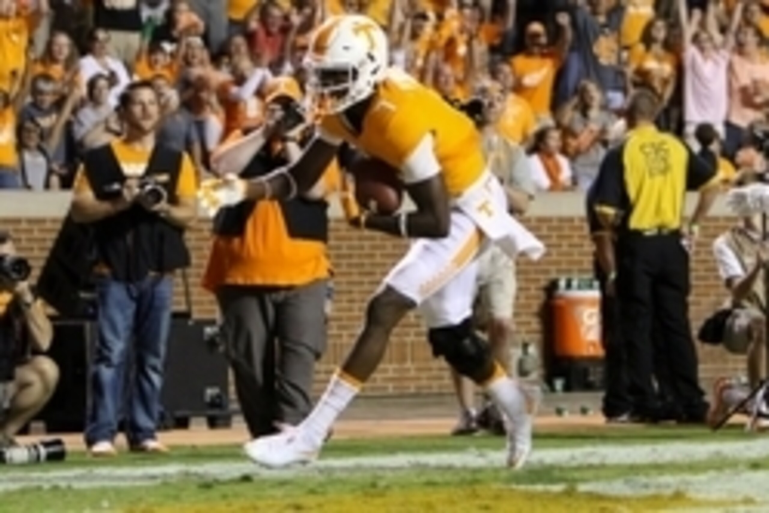 Sep 19, 2015; Knoxville, TN, USA; Tennessee Volunteers wide receiver Preston Williams (7) scores a touchdown against the Western Carolina Catamounts during the second half at Neyland Stadium. Tennessee won 55 to10. Mandatory Credit: Randy Sartin-USA TODAY