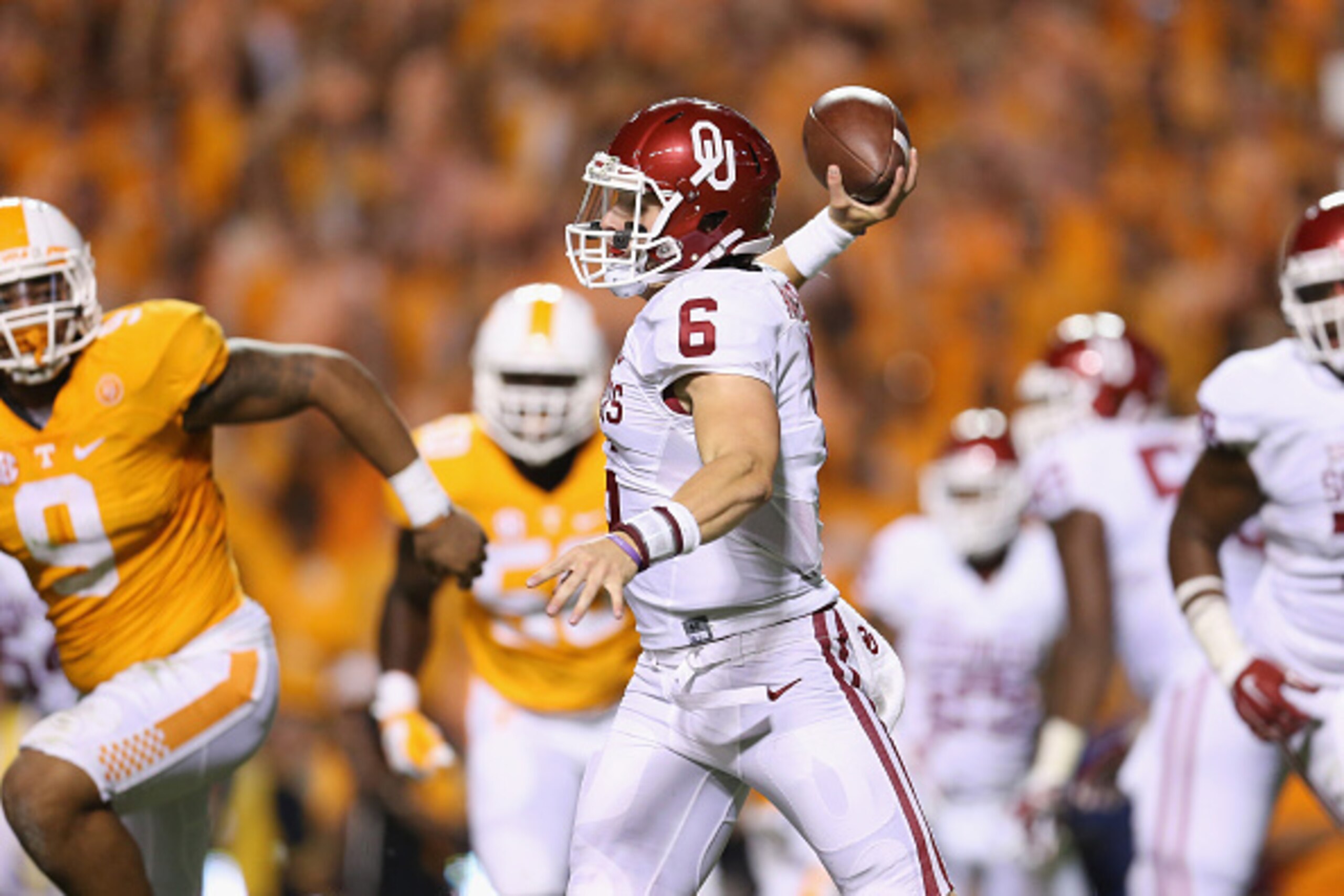 KNOXVILLE, TN - SEPTEMBER 12:  Baker Mayfield #6 of the Oklahoma Sooners throws a pass against the Tennessee Volunteers at Neyland Stadium on September 12, 2015 in Knoxville, Tennessee.  (Photo by Andy Lyons/Getty Images)