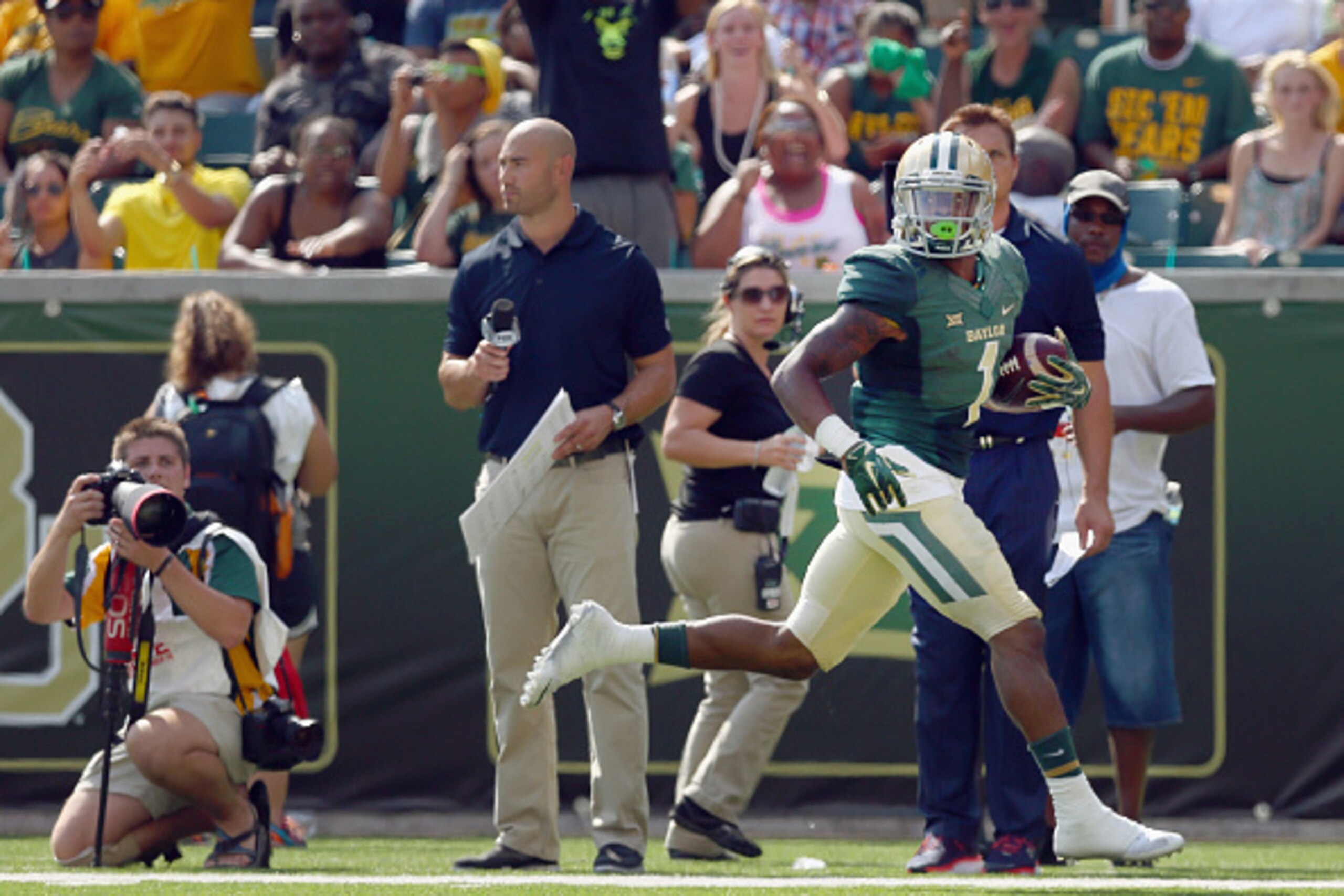 WACO, TX - SEPTEMBER 26:  Corey Coleman #1 of the Baylor Bears scores a touchdown against the Rice Owls at McLane Stadium on September 26, 2015 in Waco, Texas.  (Photo by Tom Pennington/Getty Images)