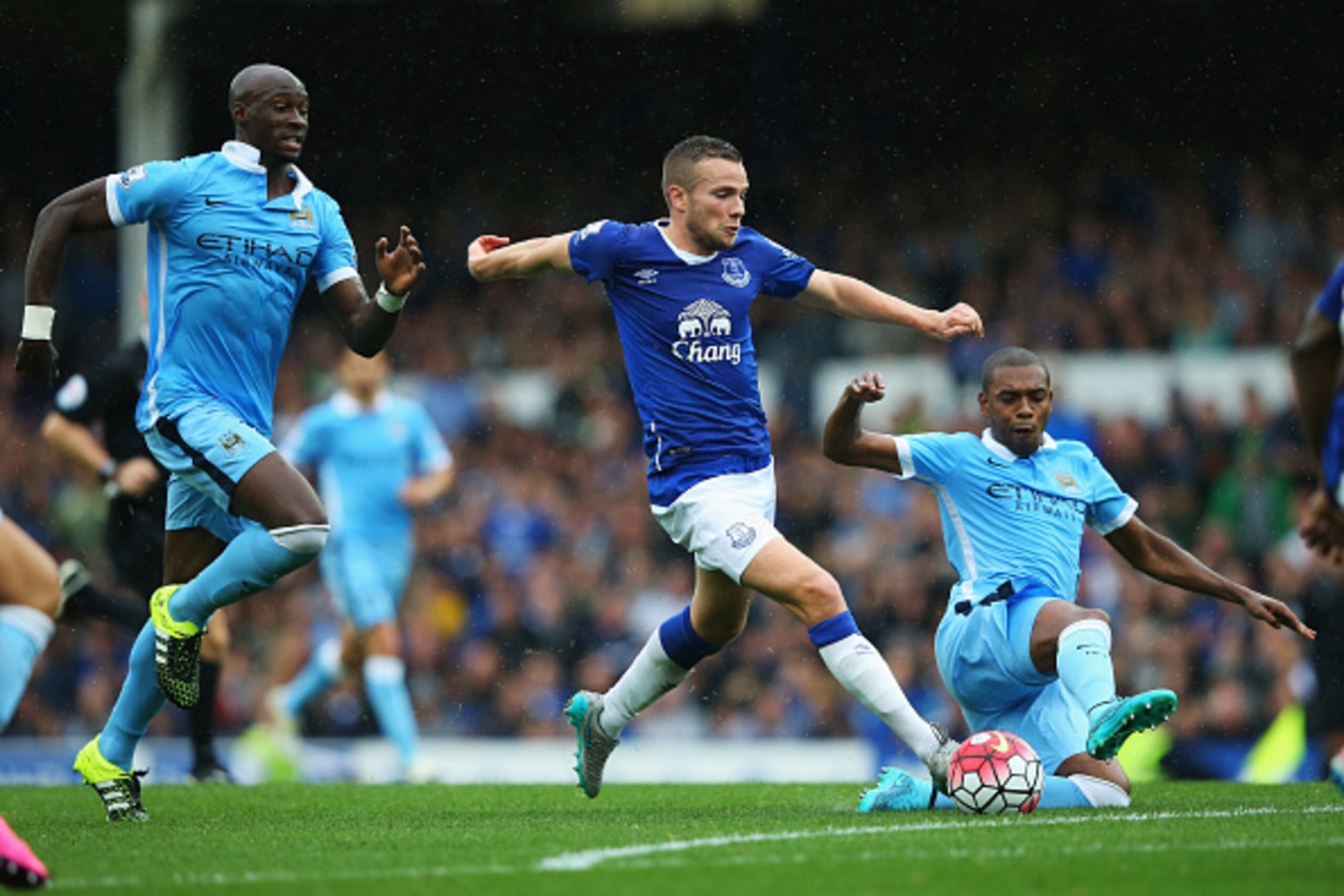 LIVERPOOL, ENGLAND - AUGUST 23: Tom Cleverley of Everton is tackled by Fernandinho (R) of Manchester City during the Barclays Premier League match between Everton and Manchester City at Goodison Park on August 23, 2015 in Liverpool, England.  (Photo by Al