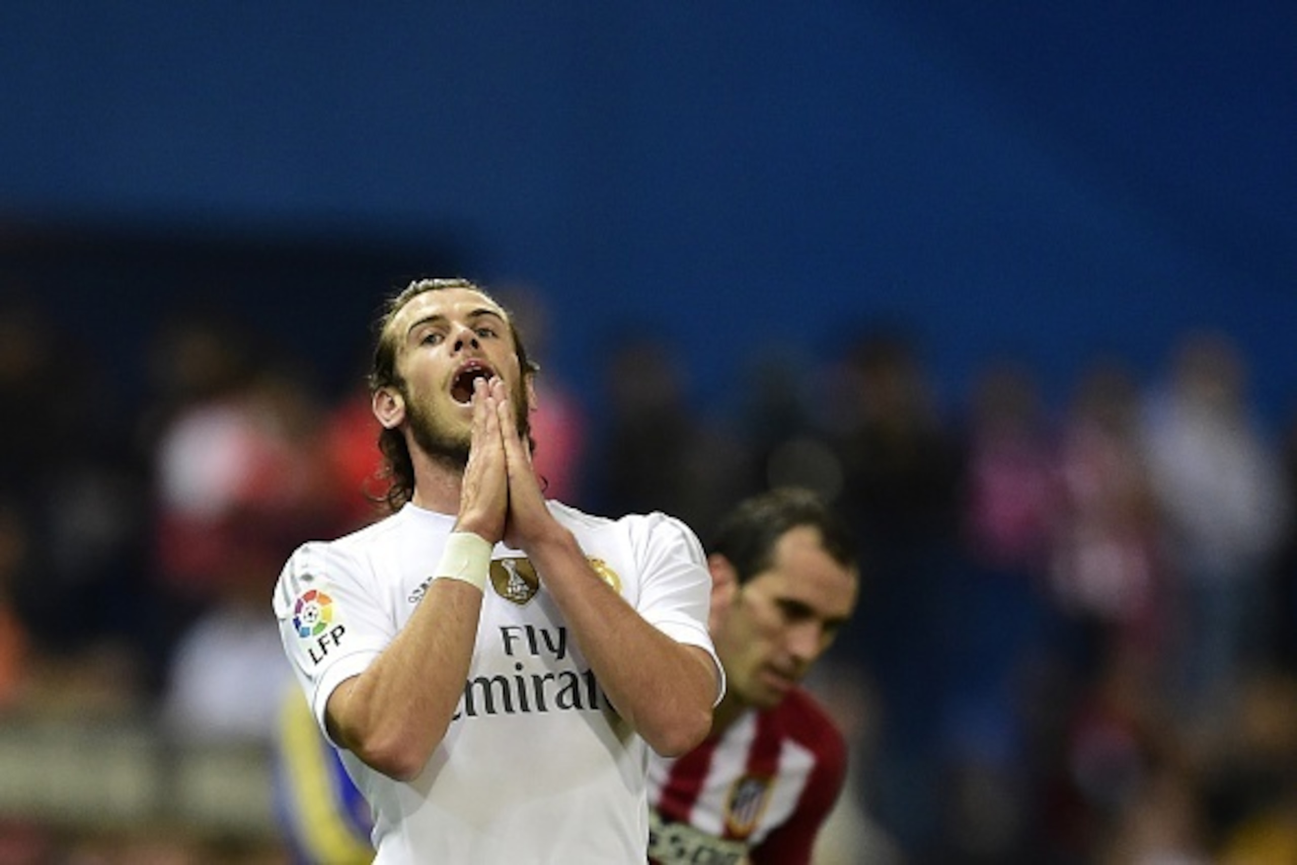 Real Madrid's Welsh forward Gareth Bale gestures during the Spanish league football match Club Atletico de Madrid vs Real Madrid CF at the Vicente Calderon stadium in Madrid on October 4, 2015.   AFP PHOTO/ JAVIER SORIANO        (Photo credit should read 