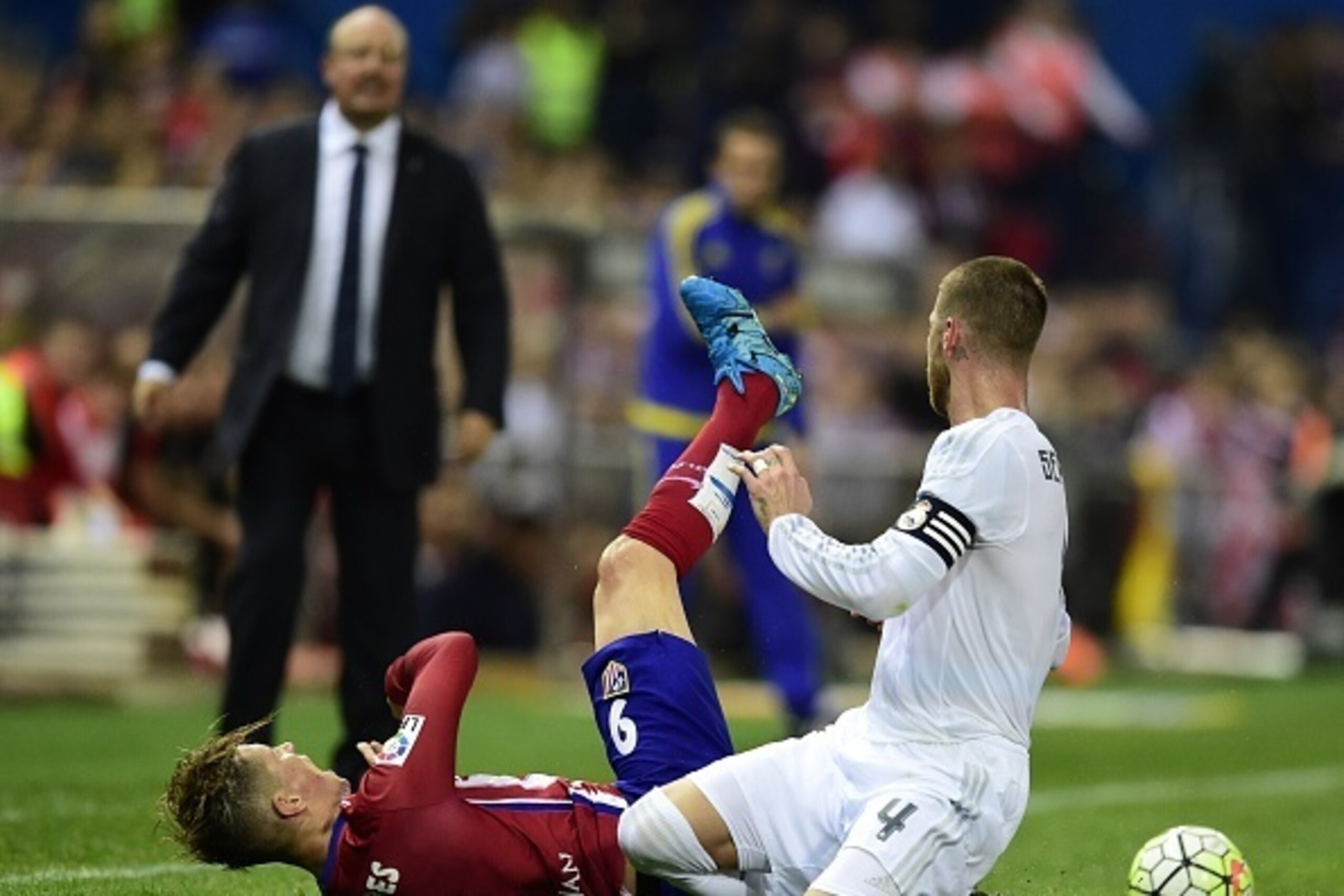 Atletico Madrid's forward Fernando Torres (L) vies with Real Madrid's defender Sergio Ramos during the Spanish league football match Club Atletico de Madrid vs Real Madrid CF at the Vicente Calderon stadium in Madrid on October 4, 2015.   AFP PHOTO/ JAVIE