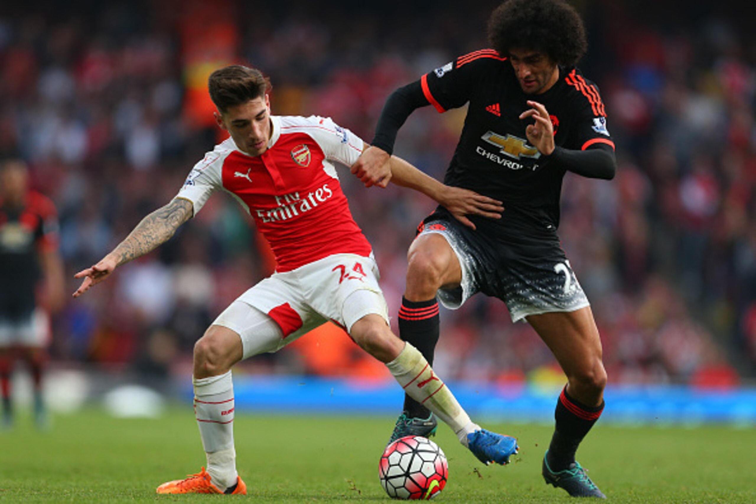 LONDON, ENGLAND - OCTOBER 04:  Hector Bellerin of Arsenal and Marouane Fellaini of Manchester United during the Barclays Premier League match between Arsenal and Manchester United at the Emirates Stadium on October 04, 2015 in London, United Kingdom.  (Ph