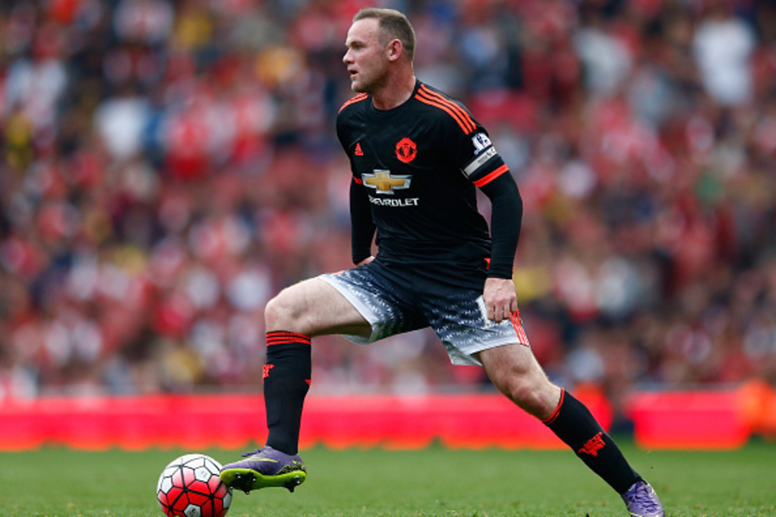 LONDON, ENGLAND - OCTOBER 04:  Wayne Rooney of Manchester United on the ball during the Barclays Premier League match between Arsenal and Manchester United at Emirates Stadium on October 4, 2015 in London, England.  (Photo by Julian Finney/Getty Images)