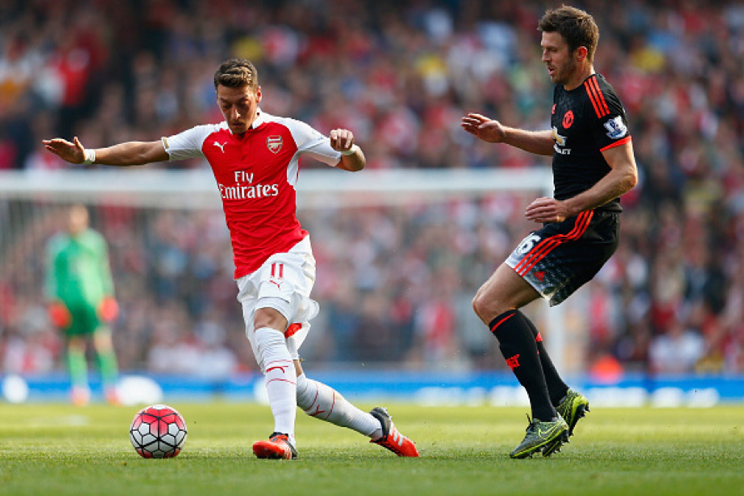 LONDON, ENGLAND - OCTOBER 04:  Mesut Oezil of Arsenal and Michael Carrick of Manchester United during the Barclays Premier League match between Arsenal and Manchester United at Emirates Stadium on October 4, 2015 in London, England.  (Photo by Julian Finn