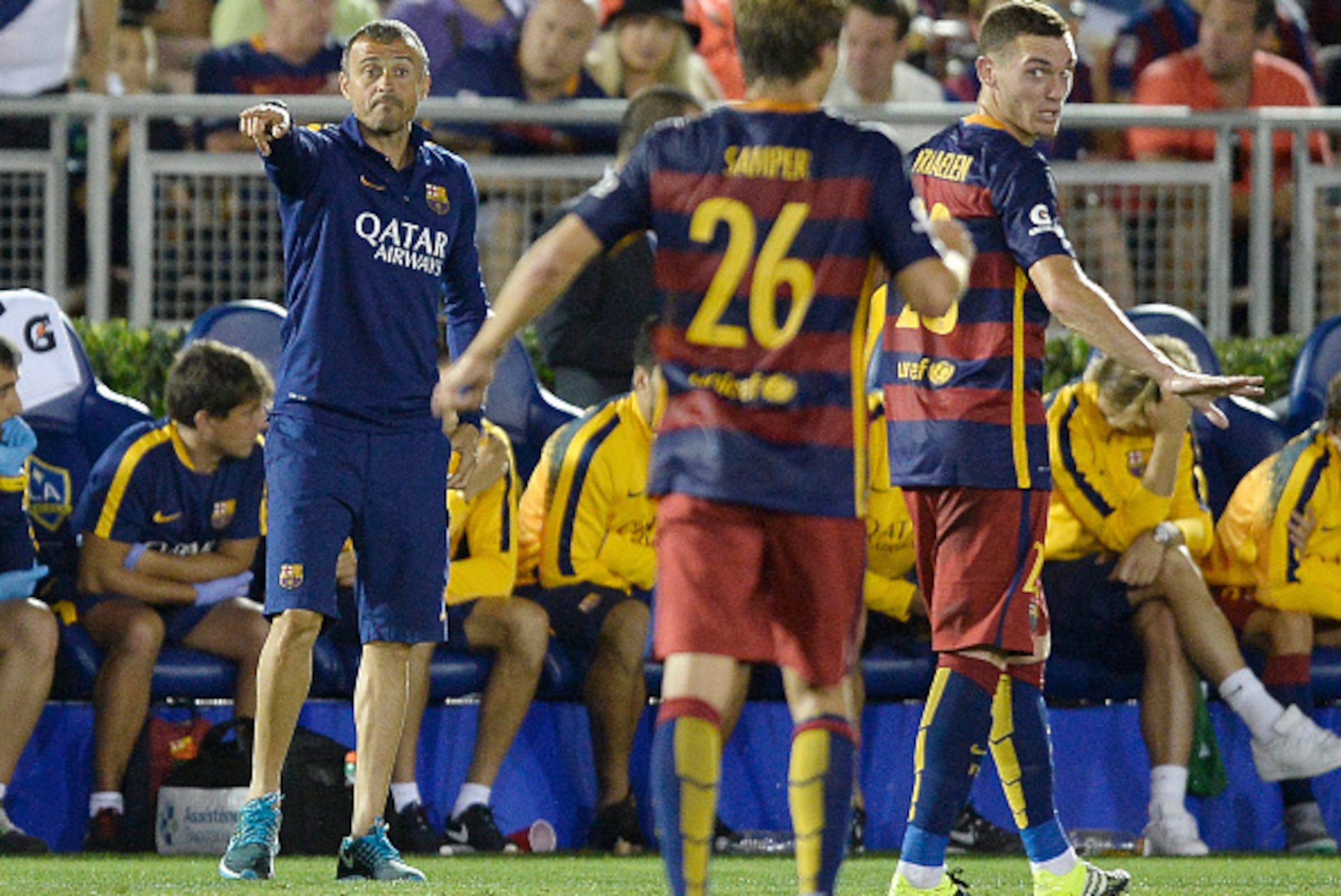 PASADENA, CA - JULY 21: Coach Luis Inrique of FC Barcelona issues instructions to defender Thomas Vermaelen #23 and midfielder Sergi Samper #26 during the second half of their friendly soccer match against the Los Angeles Galaxy in the International Champ