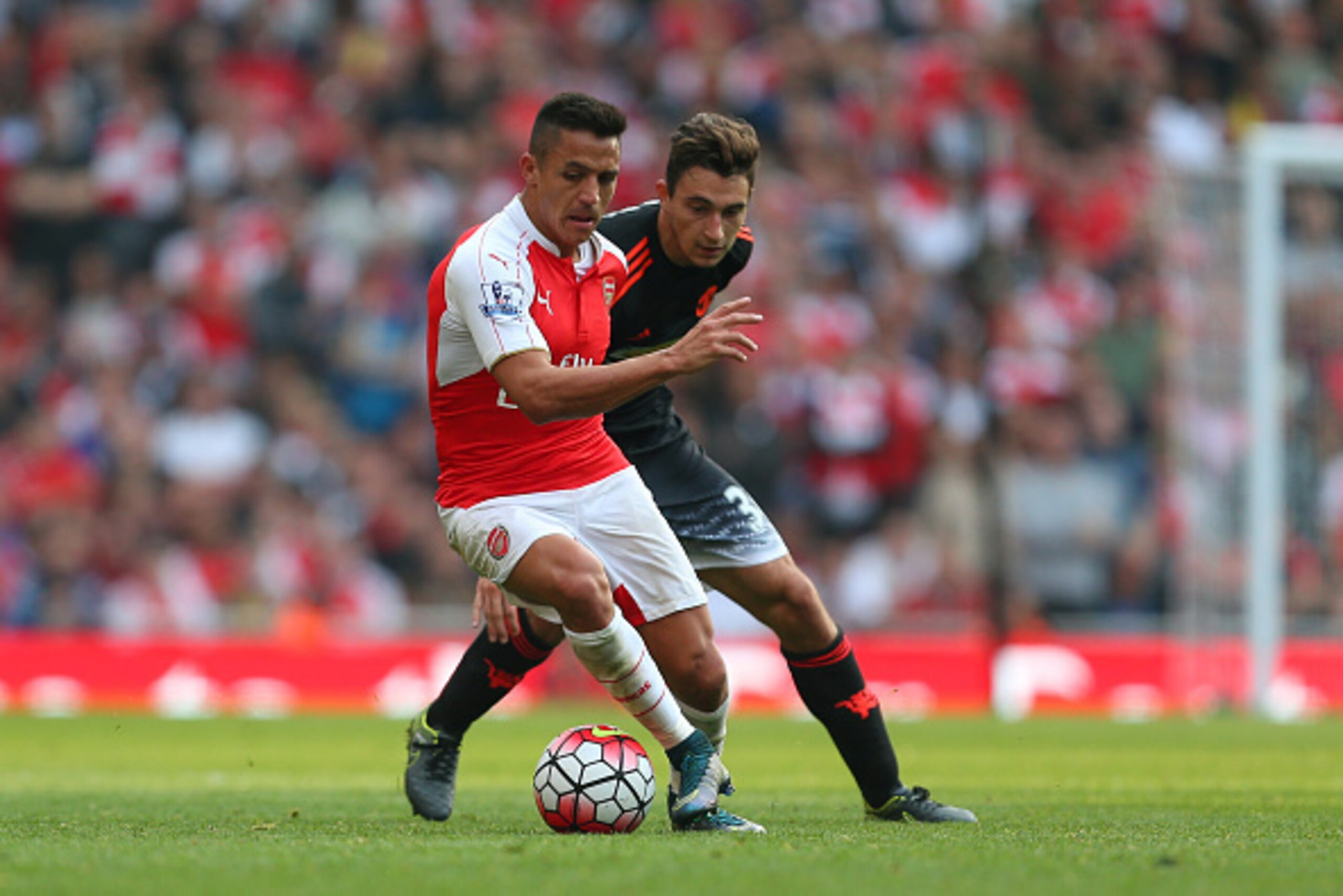 LONDON, ENGLAND - OCTOBER 04:  Alexis Sanchez of Arsenal and Matteo Darmian of Manchester United during the Barclays Premier League match between Arsenal and Manchester United at the Emirates Stadium on October 04, 2015 in London, United Kingdom.  (Photo 