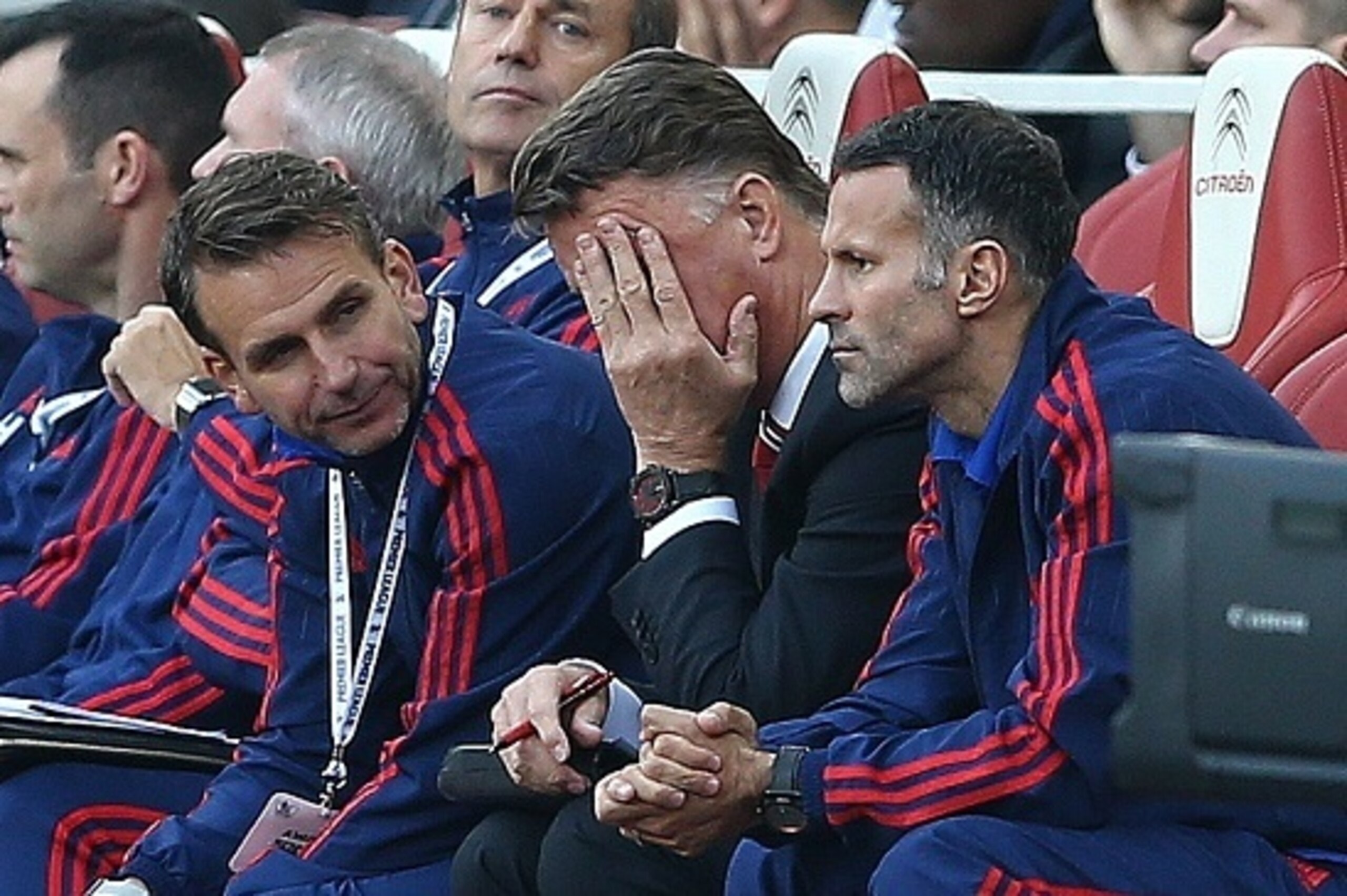 Manchester United's Dutch manager Louis van Gaal (C) reacts during the English Premier League football match between Arsenal and Manchester United at the Emirates Stadium in London on October 4, 2015.    AFP PHOTO / JUSTIN TALLIS

RESTRICTED TO EDITORIAL 