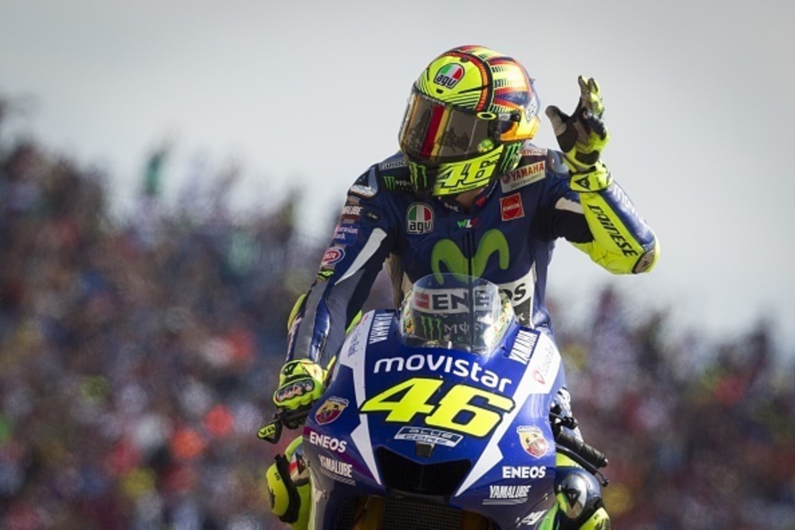 Yamaha Team's Italian rider Valentino Rossi waves after the Moto GP race of the Aragon Grand Prix at the Motorland racetrack in Alcaniz on September 27, 2015. AFP PHOTO/ JAIME REINA        (Photo credit should read JAIME REINA/AFP/Getty Images)