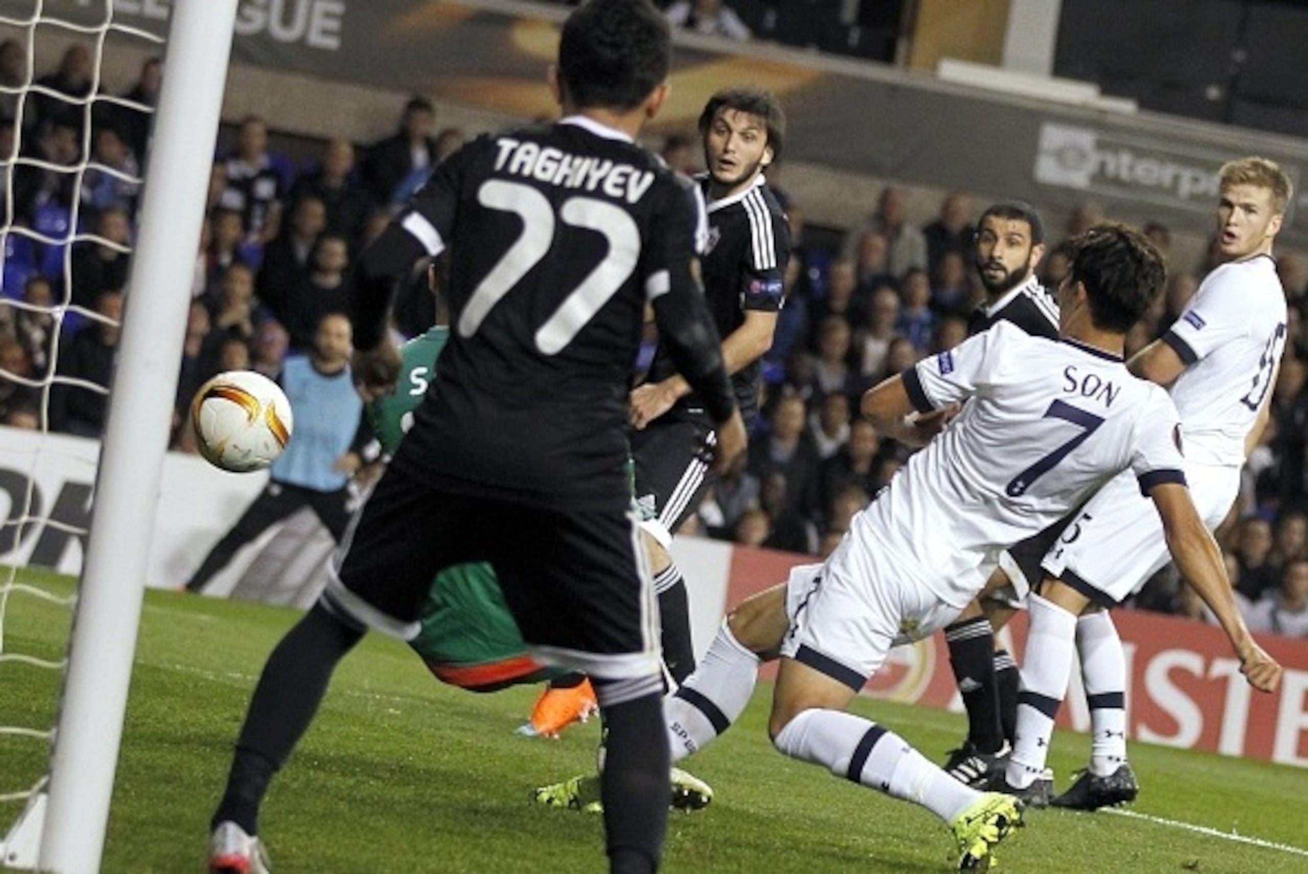 Tottenham Hotspur's South Korean striker Son Heung-Min (2nd R) scores his team's first goal during the UEFA Europa League Group J football match between Tottenham Hotspur FC and Qarabag FK on September 17, 2015, at White Hart Lane in north London. AFP PHO