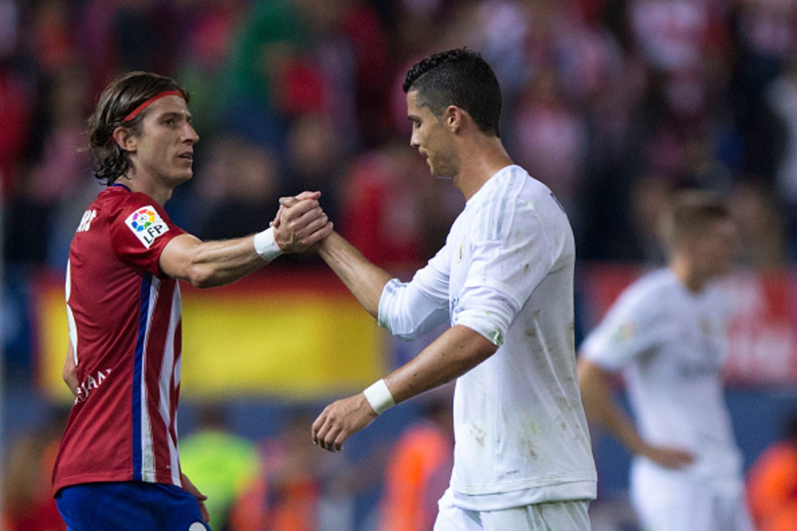 MADRID, SPAIN - OCTOBER 04:  Cristiano Ronaldo (L) of Real Madrid CF shakes hands with Filipe Luis (L) of Atletico de Madrid as he leaves the pitch  after the La Liga match between Club Atletico de Madrid and Real Madrid CF at Vicente Calderon Stadium on 