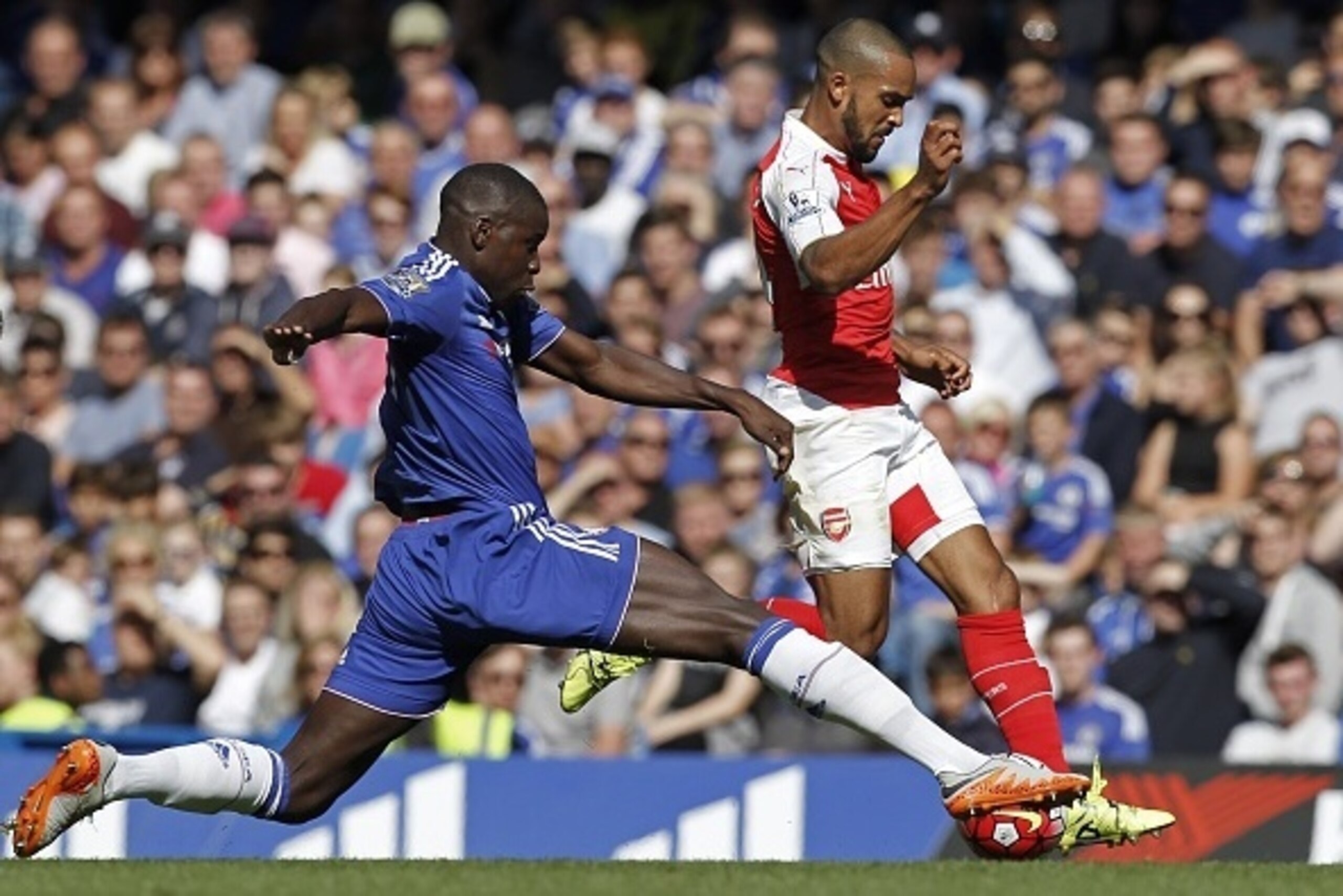 Chelsea's French defender Kurt Zouma (L) vies with Arsenal's English midfielder Theo Walcott (R) during the English Premier League football match between Chelsea and Arsenal at Stamford Bridge in London on September 19, 2015. AFP PHOTO / IAN KINGTON 

RES
