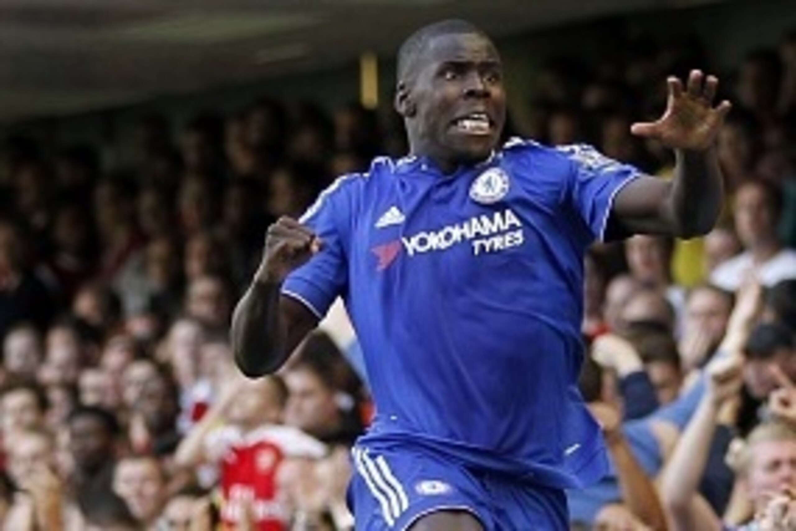 Chelsea's French defender Kurt Zouma (R) celebrates after scoring the opening goal of the English Premier League football match between Chelsea and Arsenal at Stamford Bridge in London on September 19, 2015. AFP PHOTO / IAN KINGTON

RESTRICTED TO EDITORIA