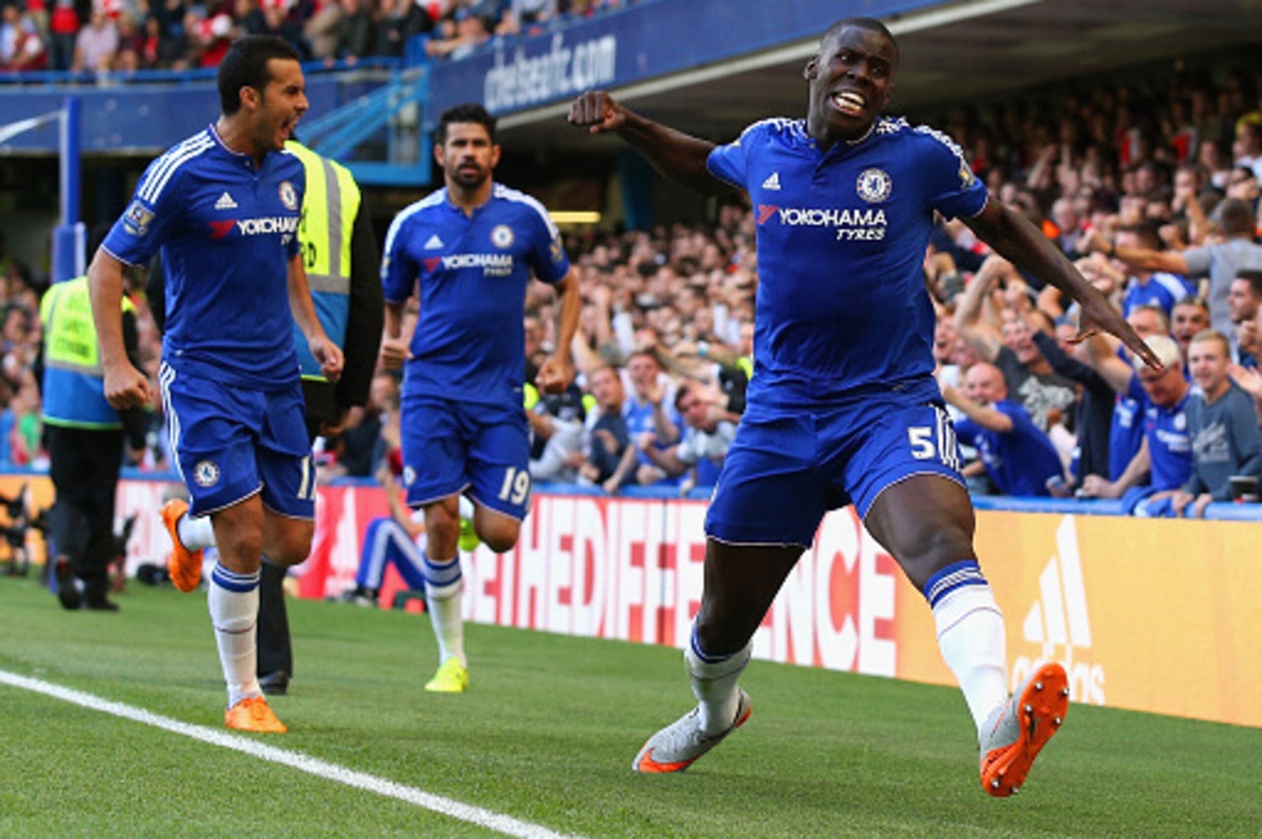 LONDON, ENGLAND - SEPTEMBER 19:  Kurt Zouma (1st R) of Chelsea celebrates scoring his team's first goal during the Barclays Premier League match between Chelsea and Arsenal at Stamford Bridge on September 19, 2015 in London, United Kingdom.  (Photo by Ian