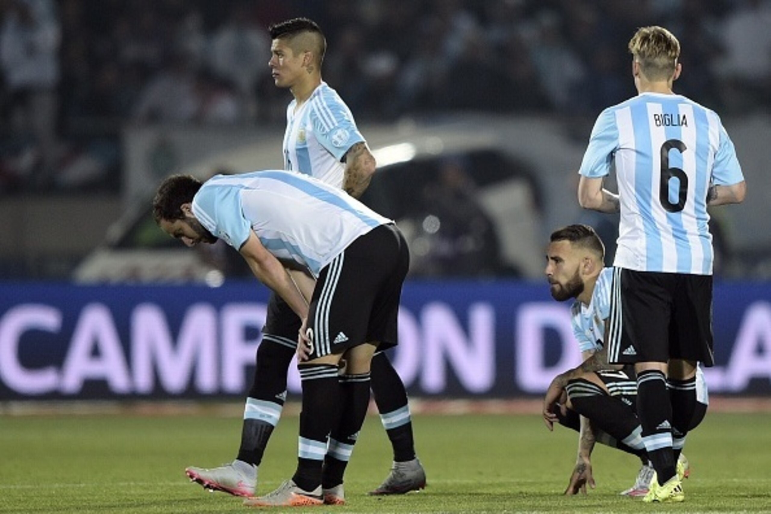 Argentine players react after losing to Chile in a penalty shootout in the 2015 Copa America football championship final, in Santiago, Chile, on July 4, 2015. Chile won 4-1 (0-0).  AFP PHOTO / JUAN MABROMATA        (Photo credit should read JUAN MABROMATA