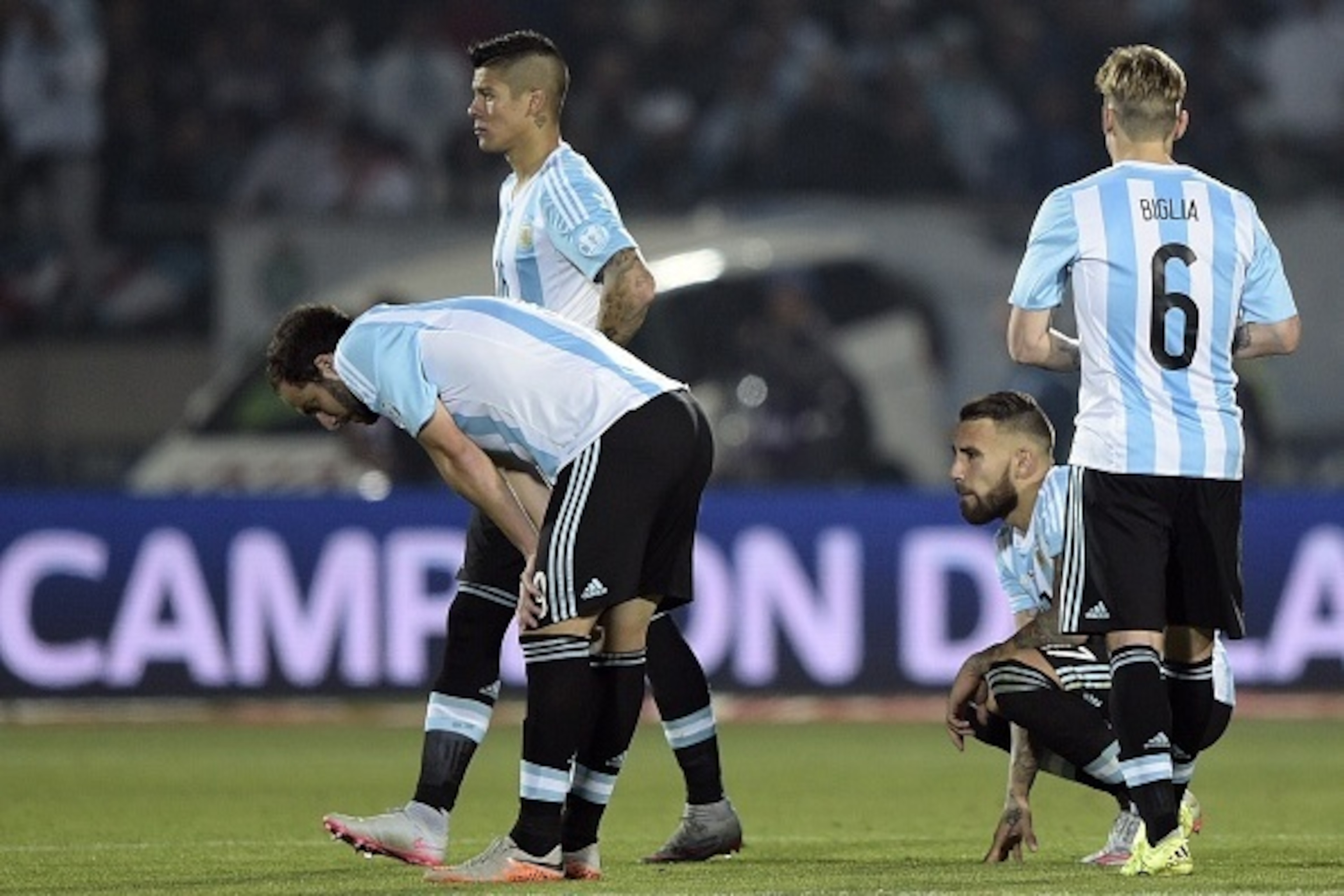 Argentine players react after losing to Chile in a penalty shootout in the 2015 Copa America football championship final, in Santiago, Chile, on July 4, 2015. Chile won 4-1 (0-0).  AFP PHOTO / JUAN MABROMATA        (Photo credit should read JUAN MABROMATA