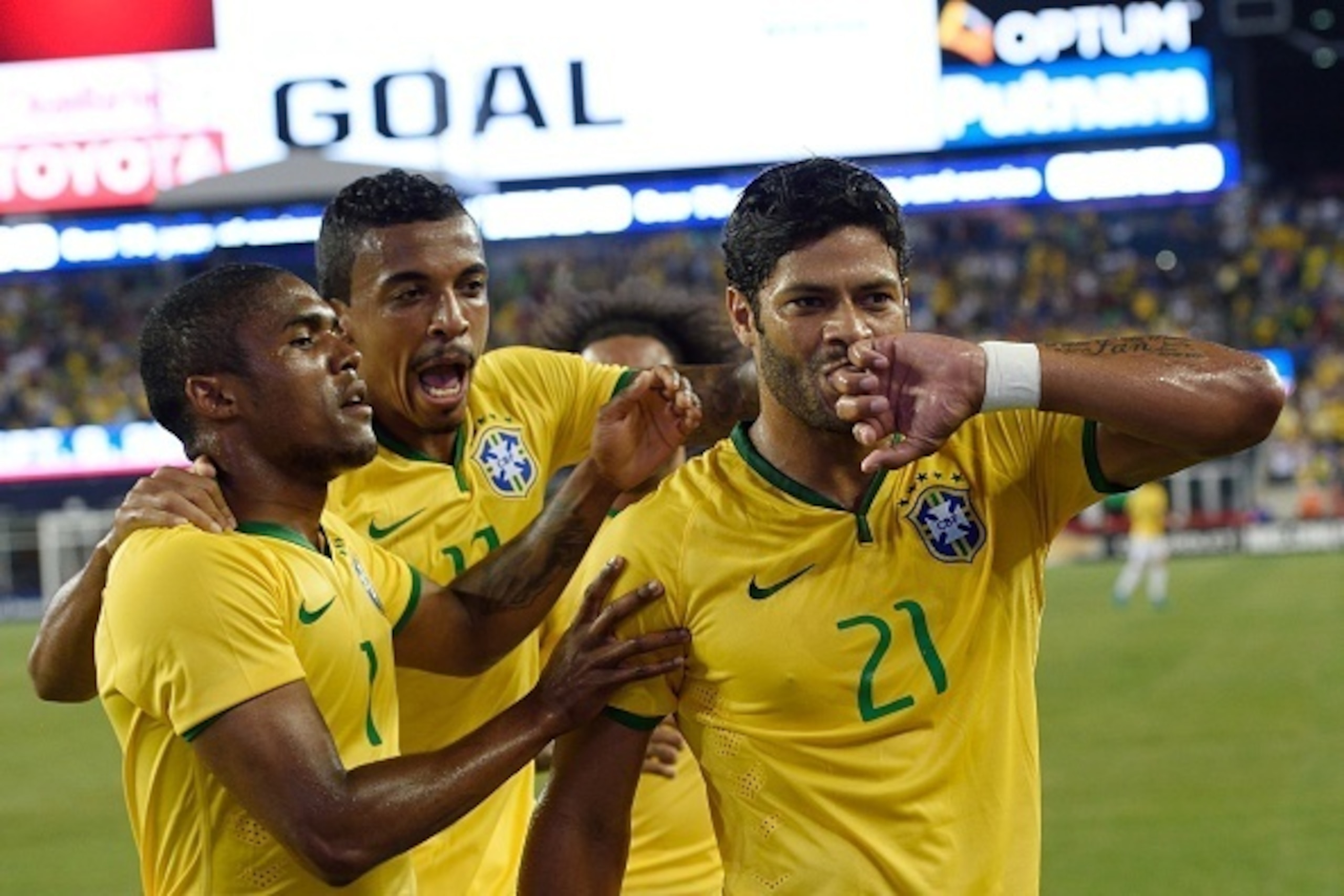 Brazil's Hulk (21) celebrates with teammates after scoring a goal during the friendly match between the USA and Brazil September 8, 2015 at Gillette Stadium in Foxborough, Massachusetts. AFP PHOTO/DON EMMERT        (Photo credit should read DON EMMERT/AFP