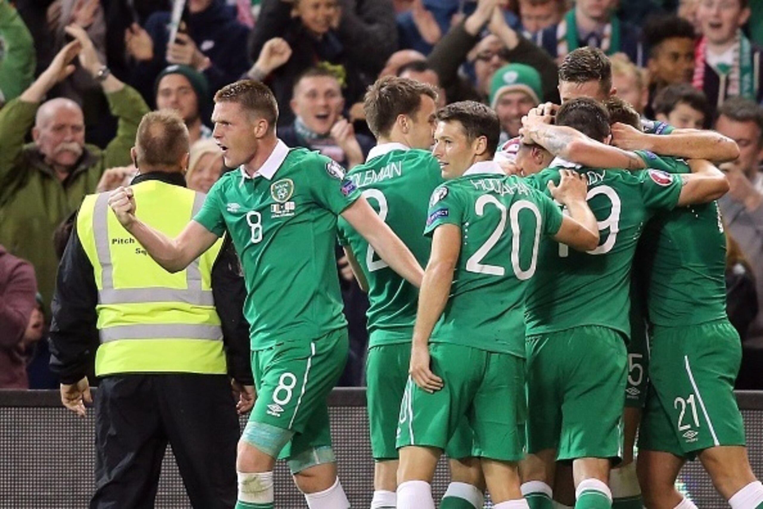 Republic of Ireland's players celebrate their first goal during the Euro 2016 qualifying group D football match between Republic of Ireland and Georgia at Aviva Stadium in Dublin on September 7, 2015. AFP PHOTO / PAUL FAITH        (Photo credit should rea
