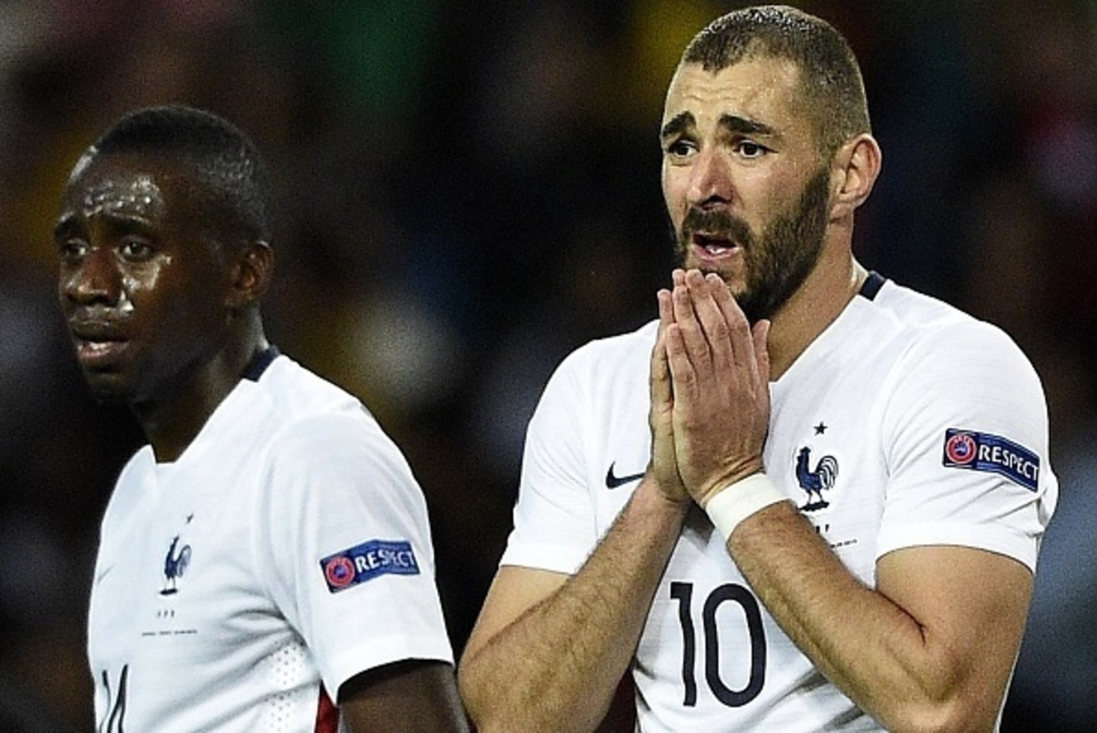 France's forward Karim Benzema (R) reacts after missing a shot during the Euro 2016 friendly football match Portugal vs France at the Jose Alvalade stadium in Lisbon on September 4, 2015.   AFP PHOTO/ FRANCK FIFE        (Photo credit should read FRANCK FI